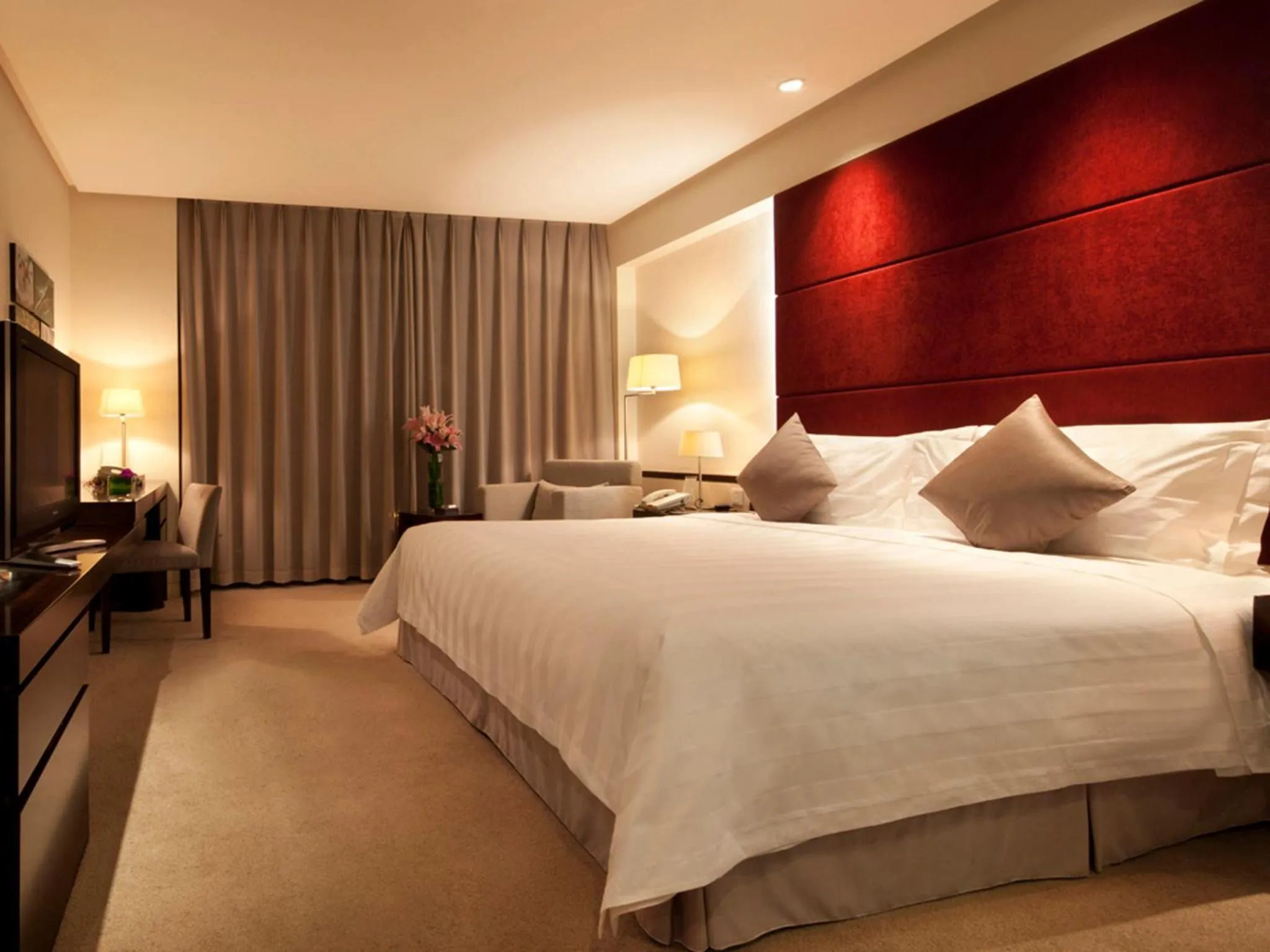 Bedroom, Bed in Howard Johnson Parkland Hotel Dalian