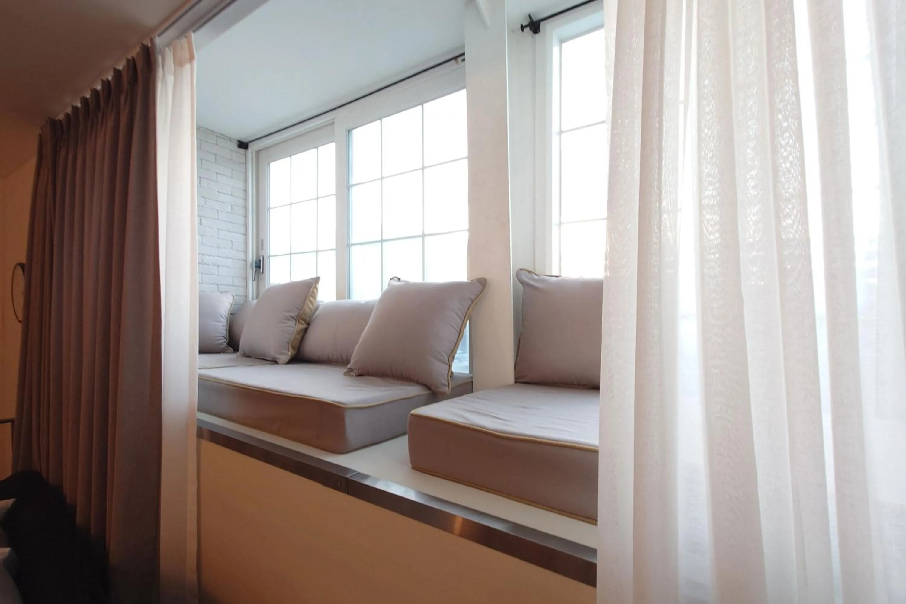 Seating area, Bed in Seoul Loft Apartments - SLA 7 Night Minimum