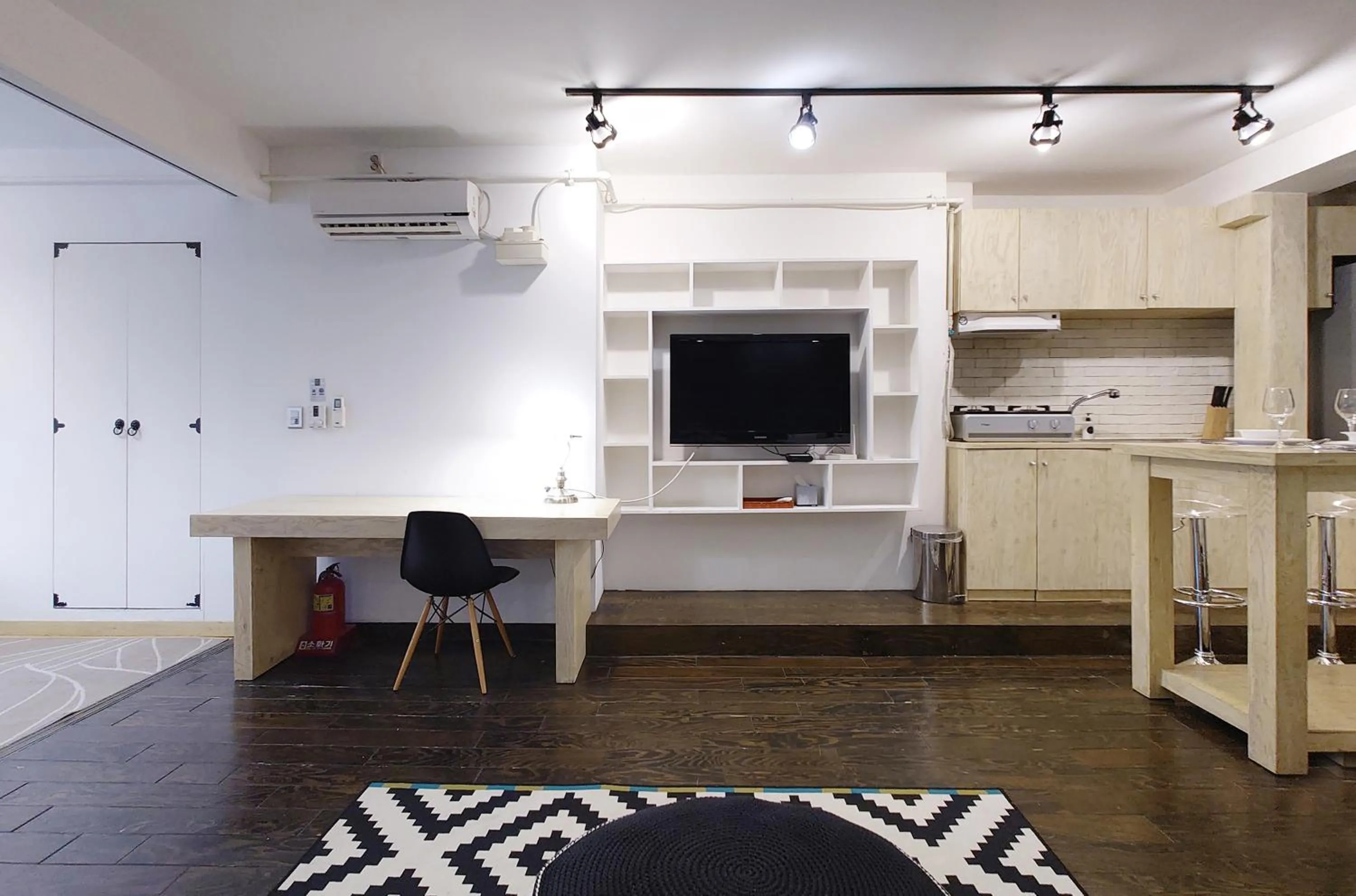 TV and multimedia in Seoul Loft Apartments - SLA 7 Night Minimum
