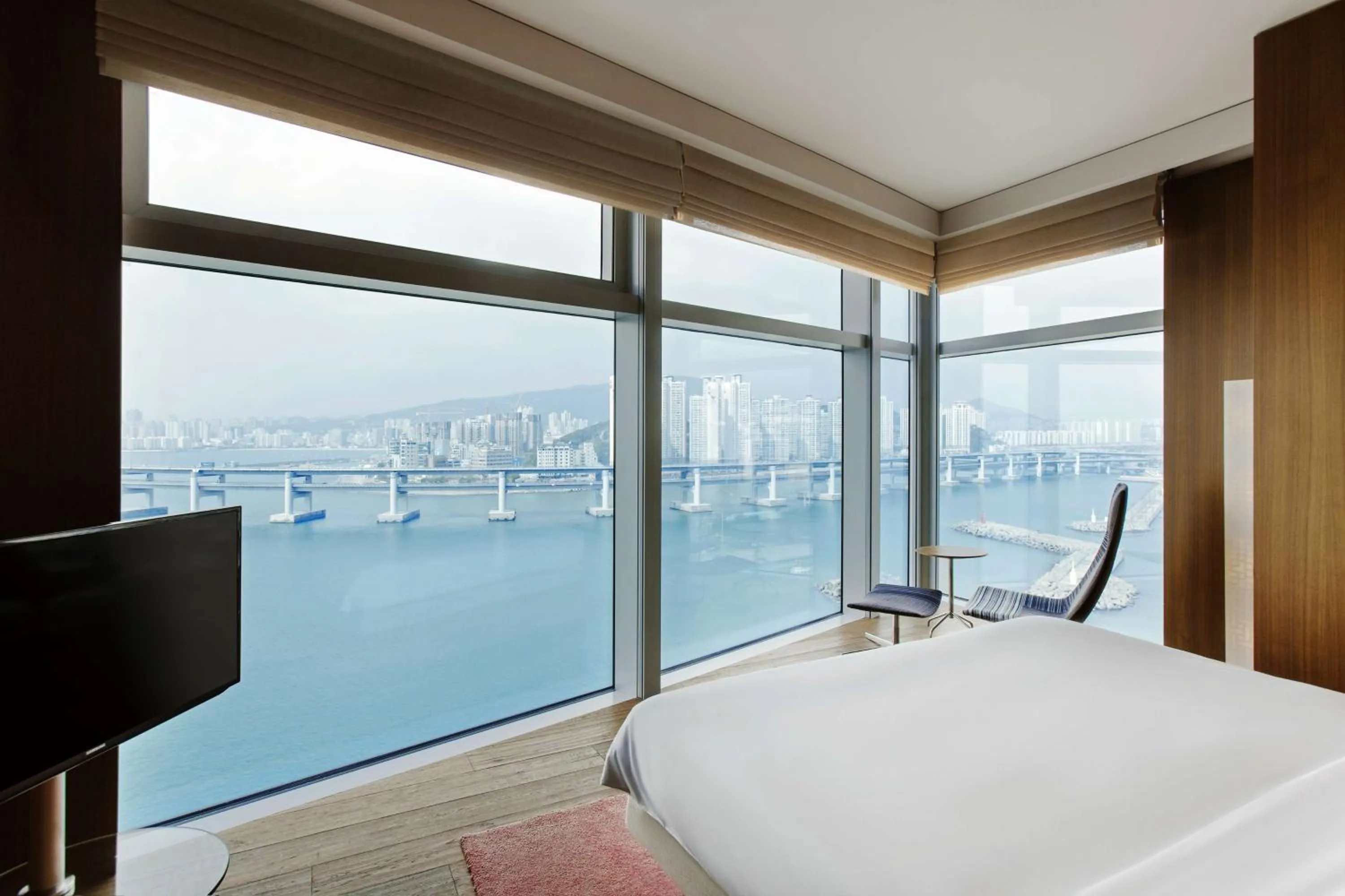 Photo of the whole room, Bed in Park Hyatt Busan