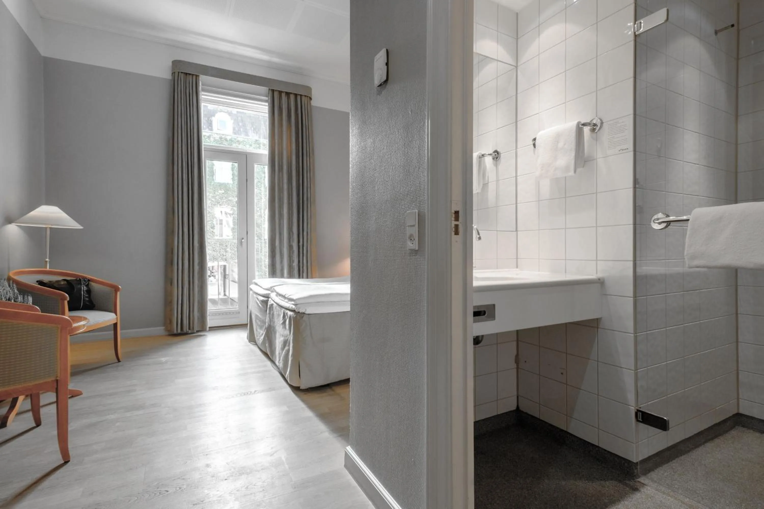 Photo of the whole room, Bed in Four Points Flex by Sheraton Roskilde