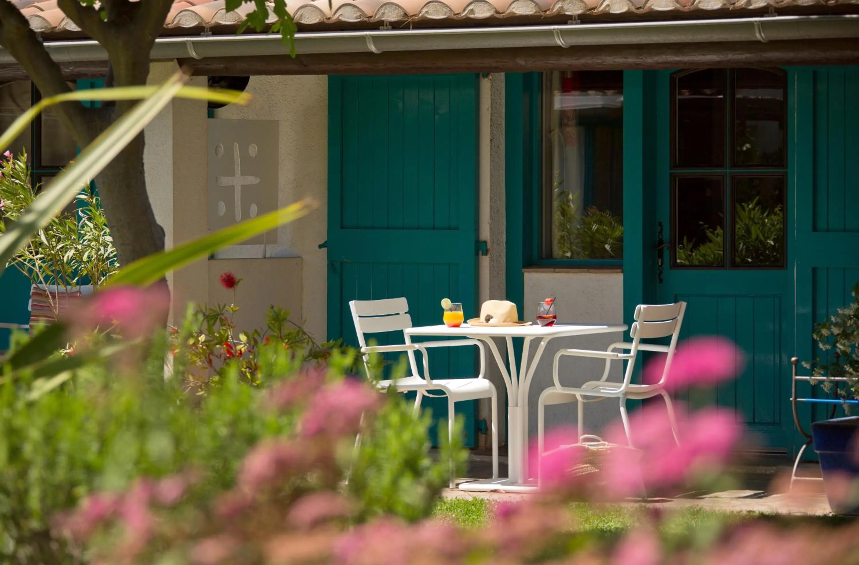 Lounge or bar in Oustau Camarguen Hôtel & Spa