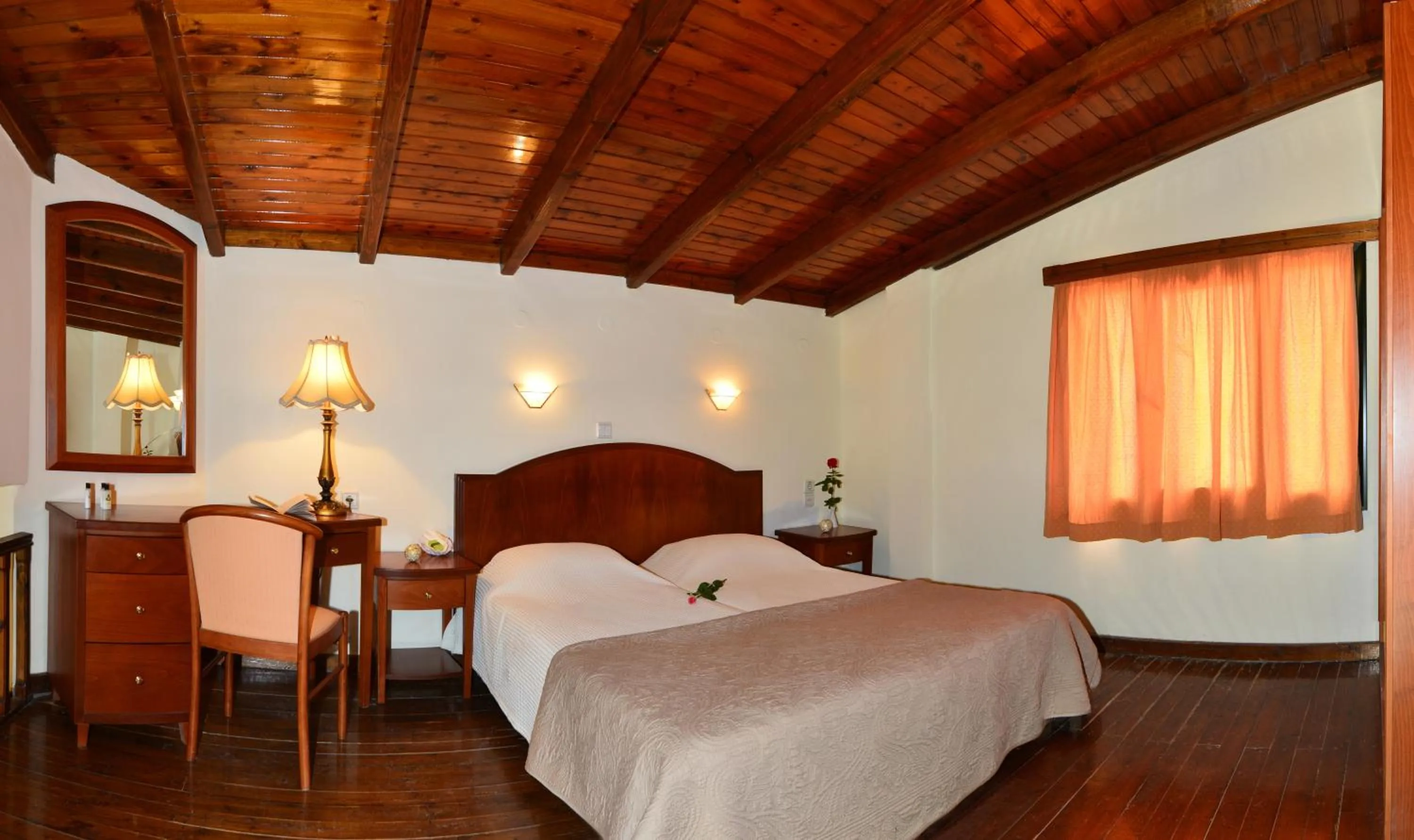 Photo of the whole room, Bed in Antilia Apartments