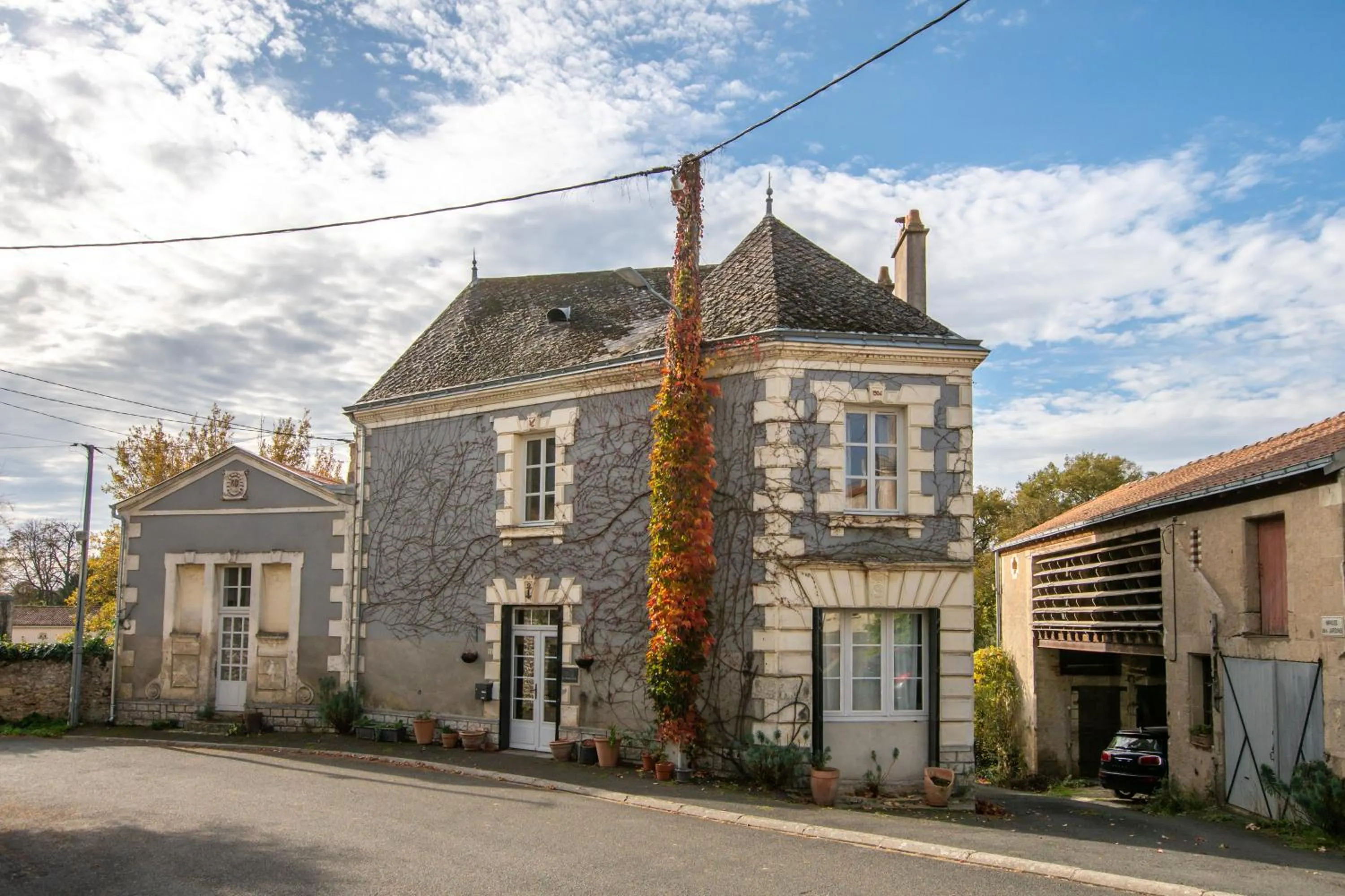 Property building in La Maison Haute