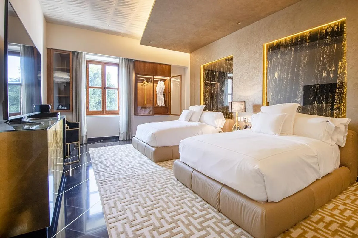 Bed in L Hotel Perla Boutique