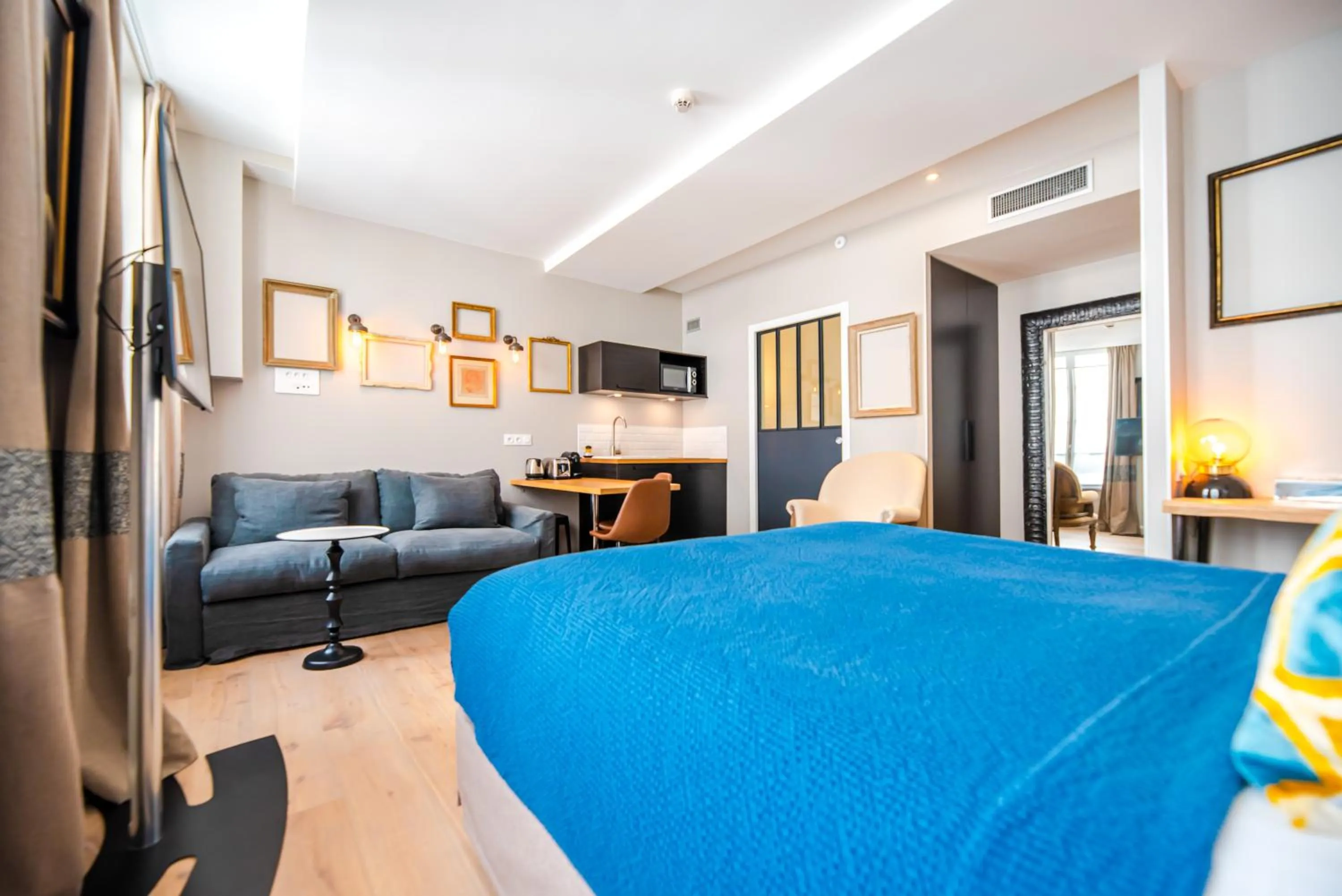 Photo of the whole room, Bed in Residence Les Boulevards