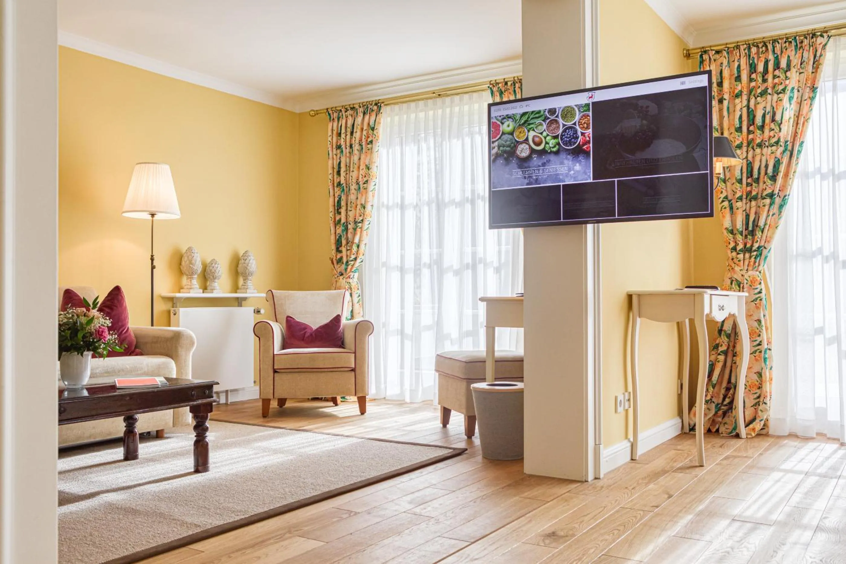 Living room, Bed in Wald & Schlosshotel Friedrichsruhe