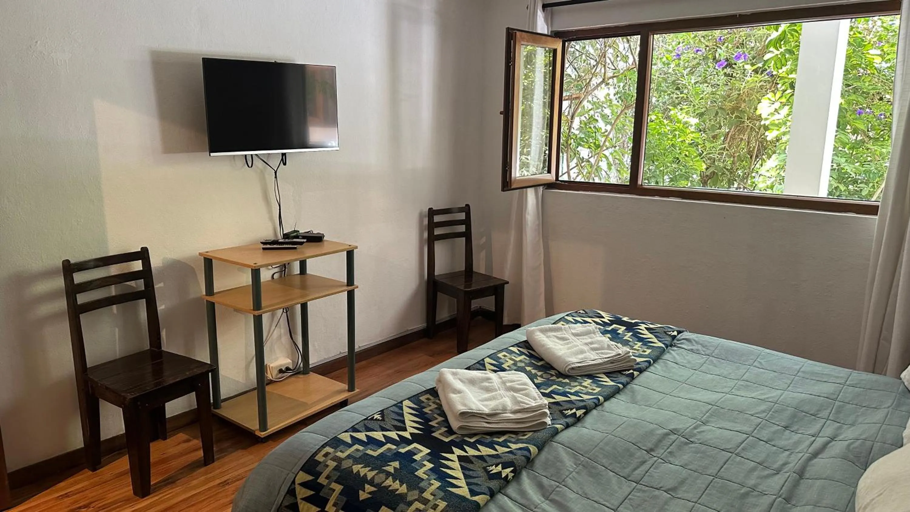 Photo of the whole room, Bed in Apartamentos Otorongo Cuenca Ecuador