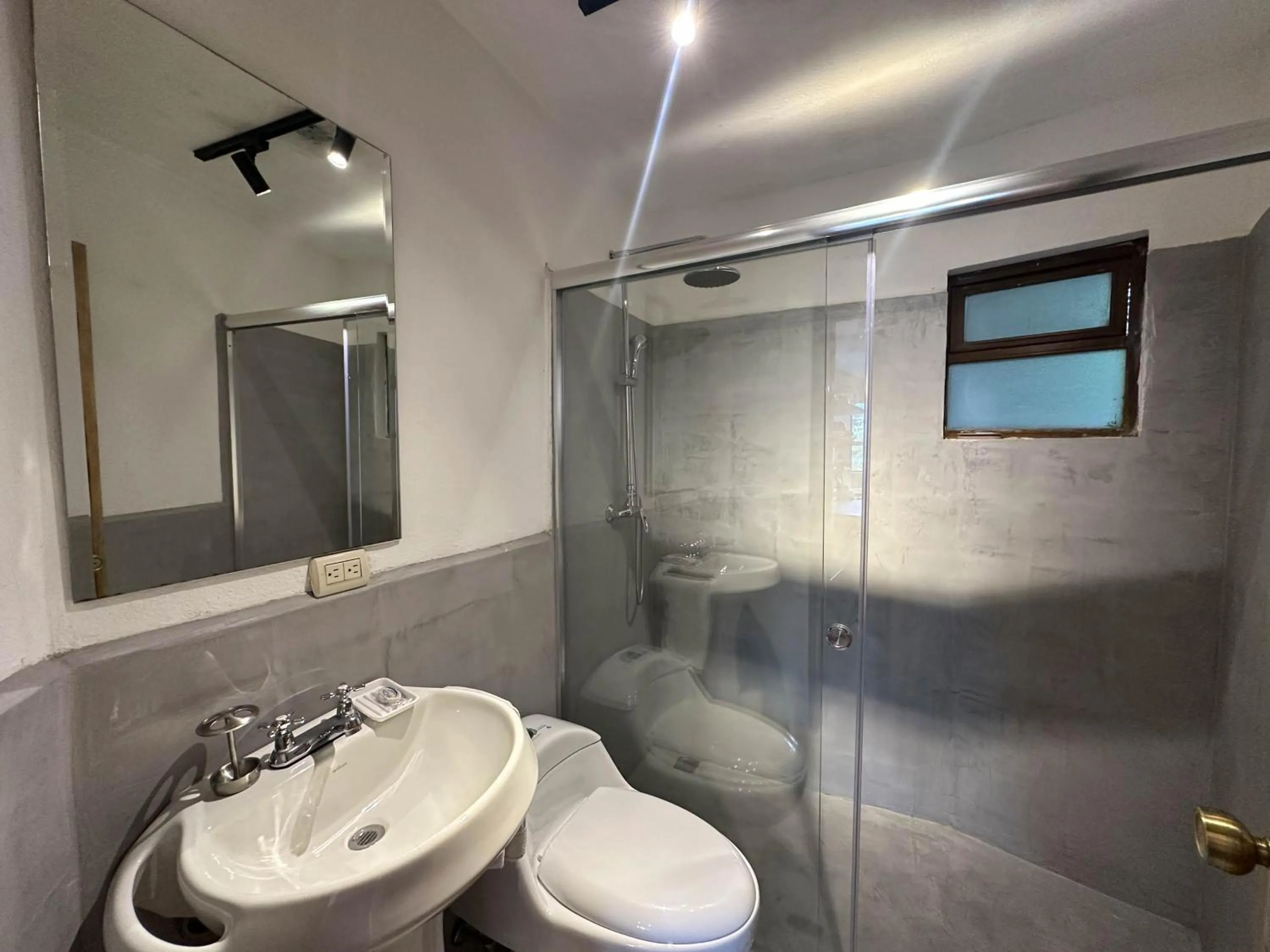 Shower in Apartamentos Otorongo Cuenca Ecuador