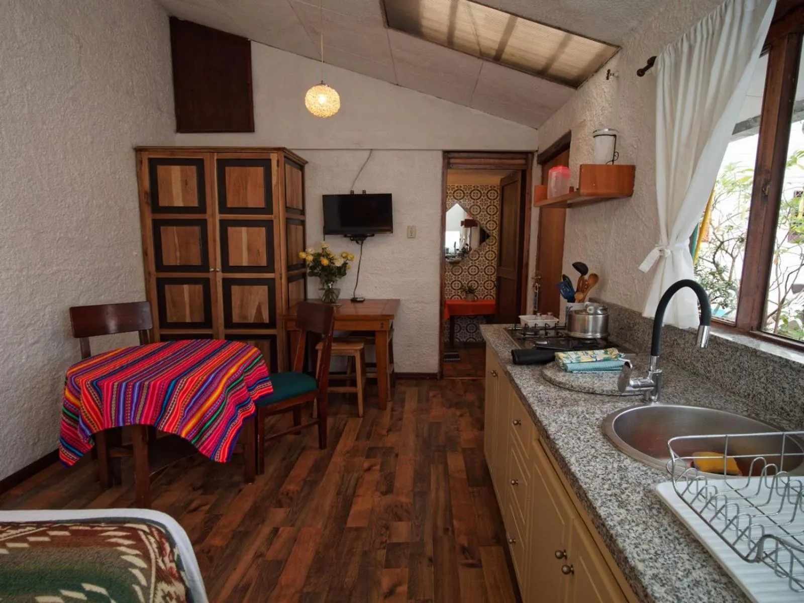 Photo of the whole room in Apartamentos Otorongo Cuenca Ecuador