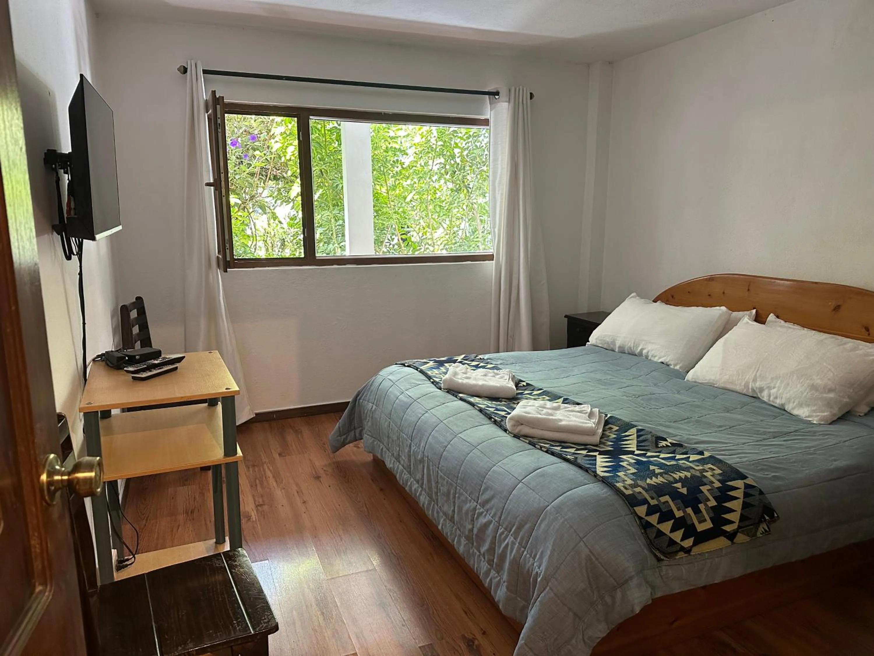 Photo of the whole room, Bed in Apartamentos Otorongo Cuenca Ecuador