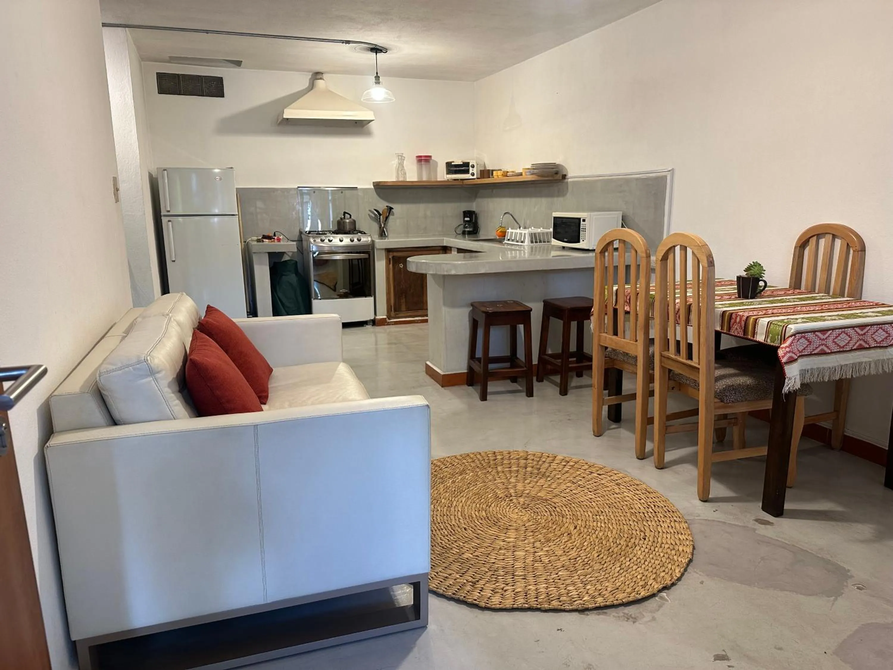 Seating area in Apartamentos Otorongo Cuenca Ecuador