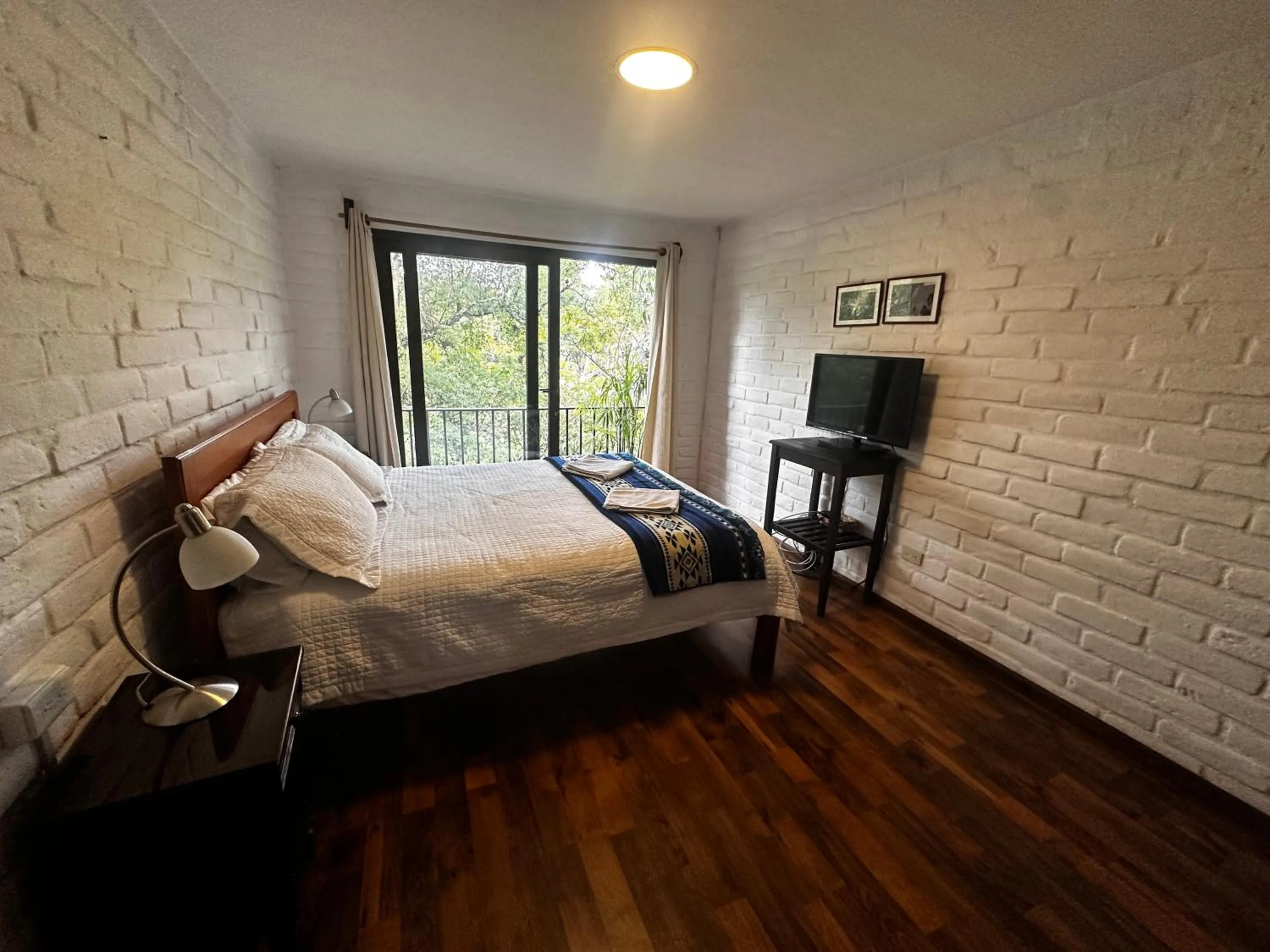 Photo of the whole room, Bed in Apartamentos Otorongo Cuenca Ecuador