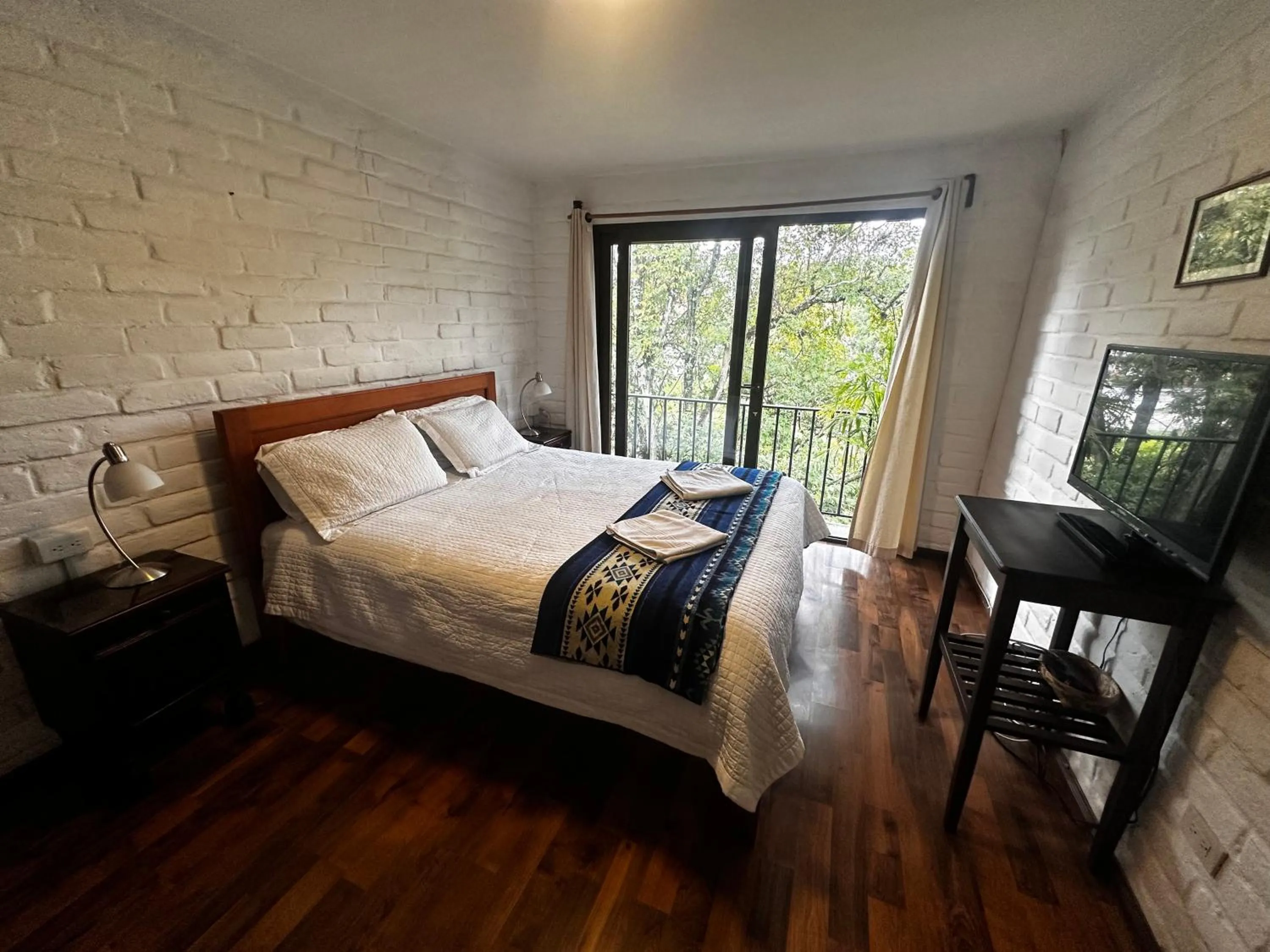 Photo of the whole room, Bed in Apartamentos Otorongo Cuenca Ecuador