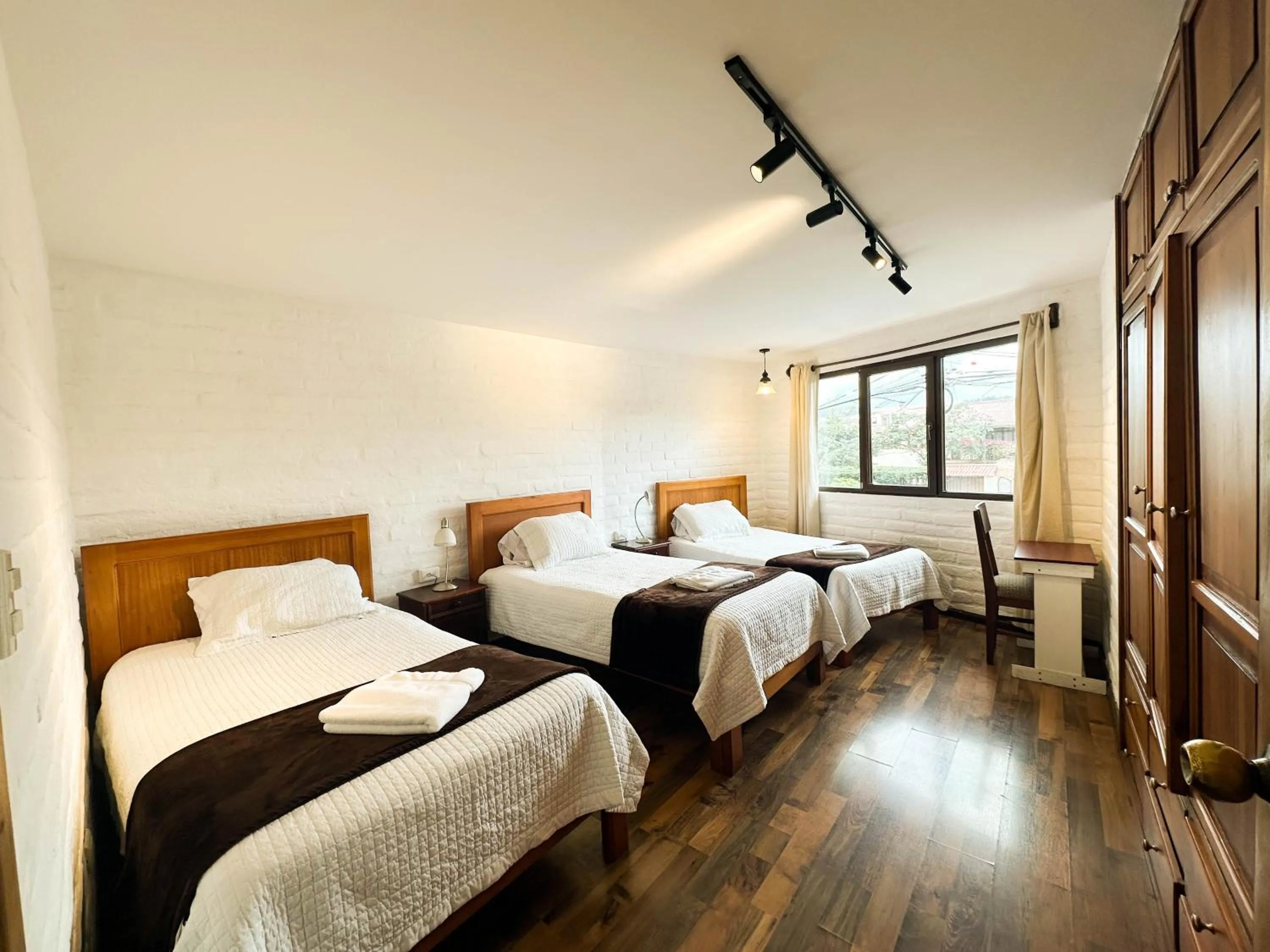 Photo of the whole room, Bed in Apartamentos Otorongo Cuenca Ecuador