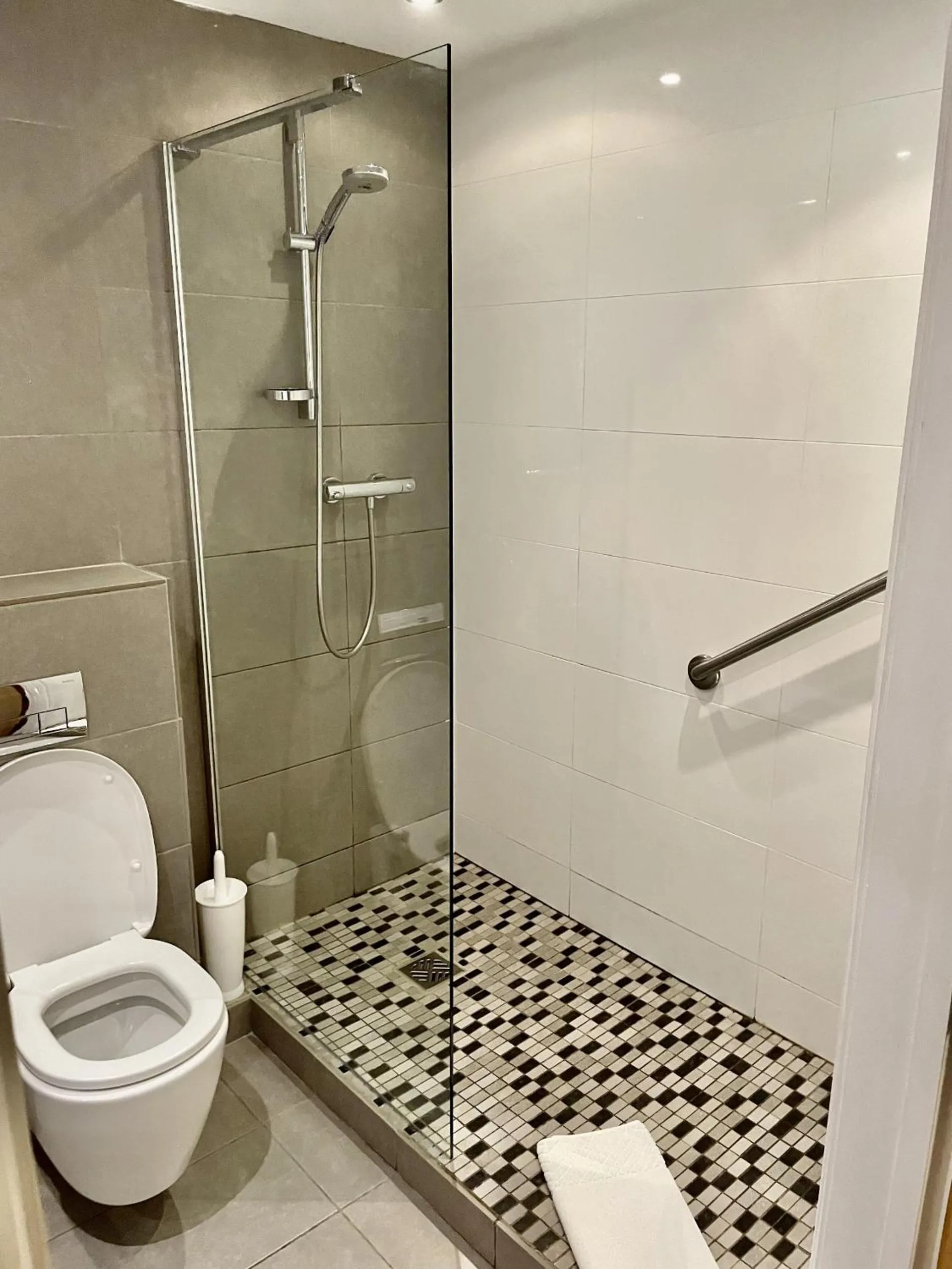 Shower in The Diamond Inn