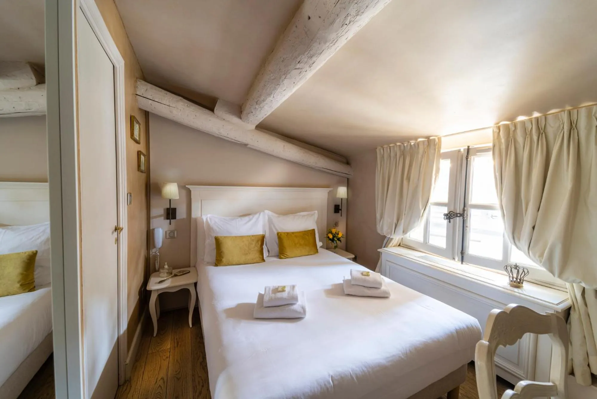 Bedroom, Bed in Les Quatre Dauphins