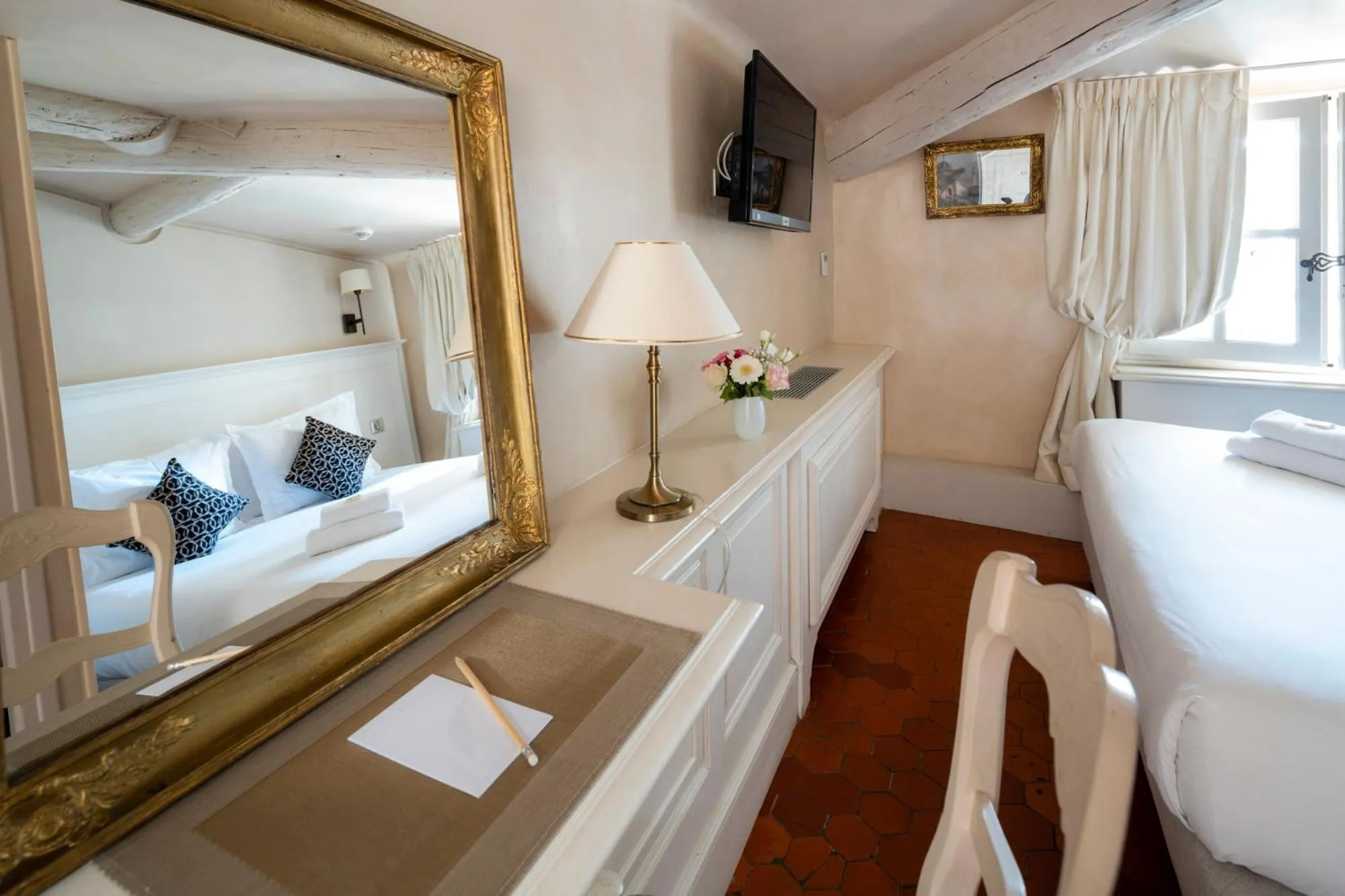 Bedroom, Bed in Les Quatre Dauphins