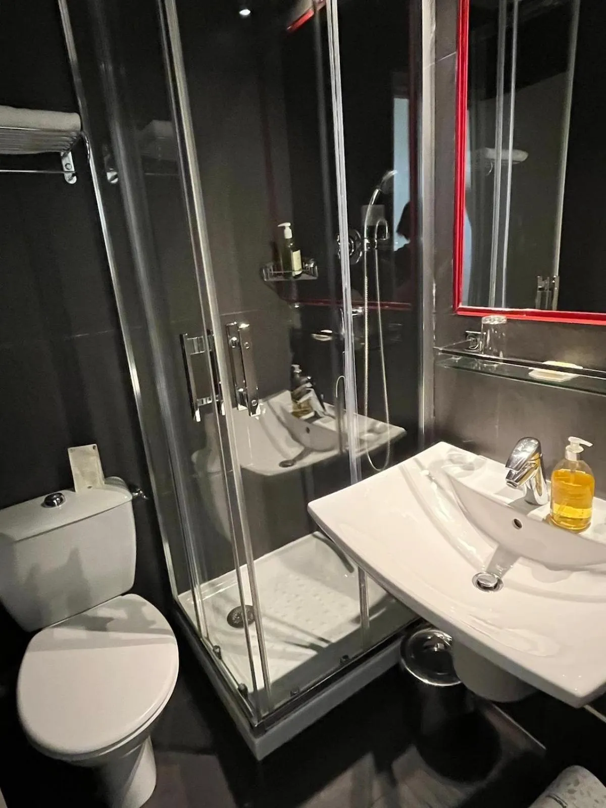 Bathroom in Les Quatre Dauphins