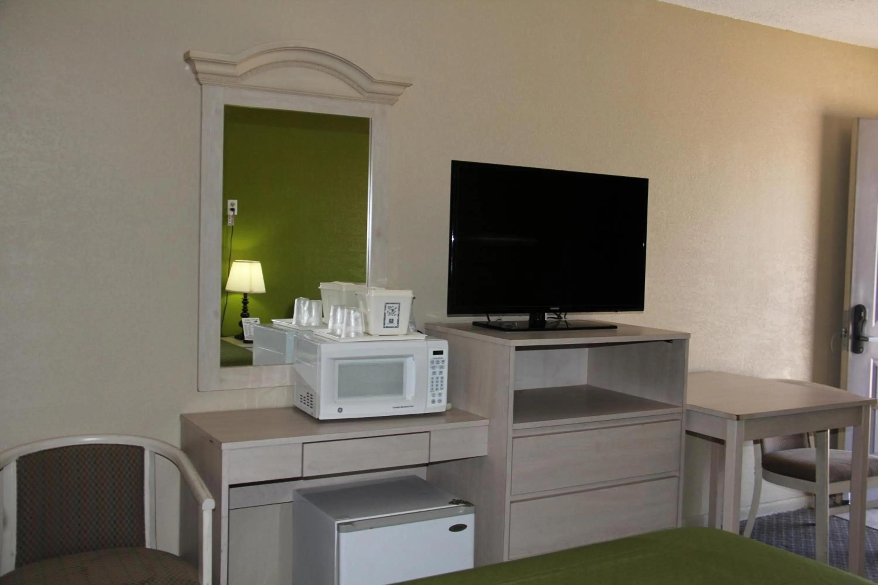 Bedroom in Lodge USA Motel