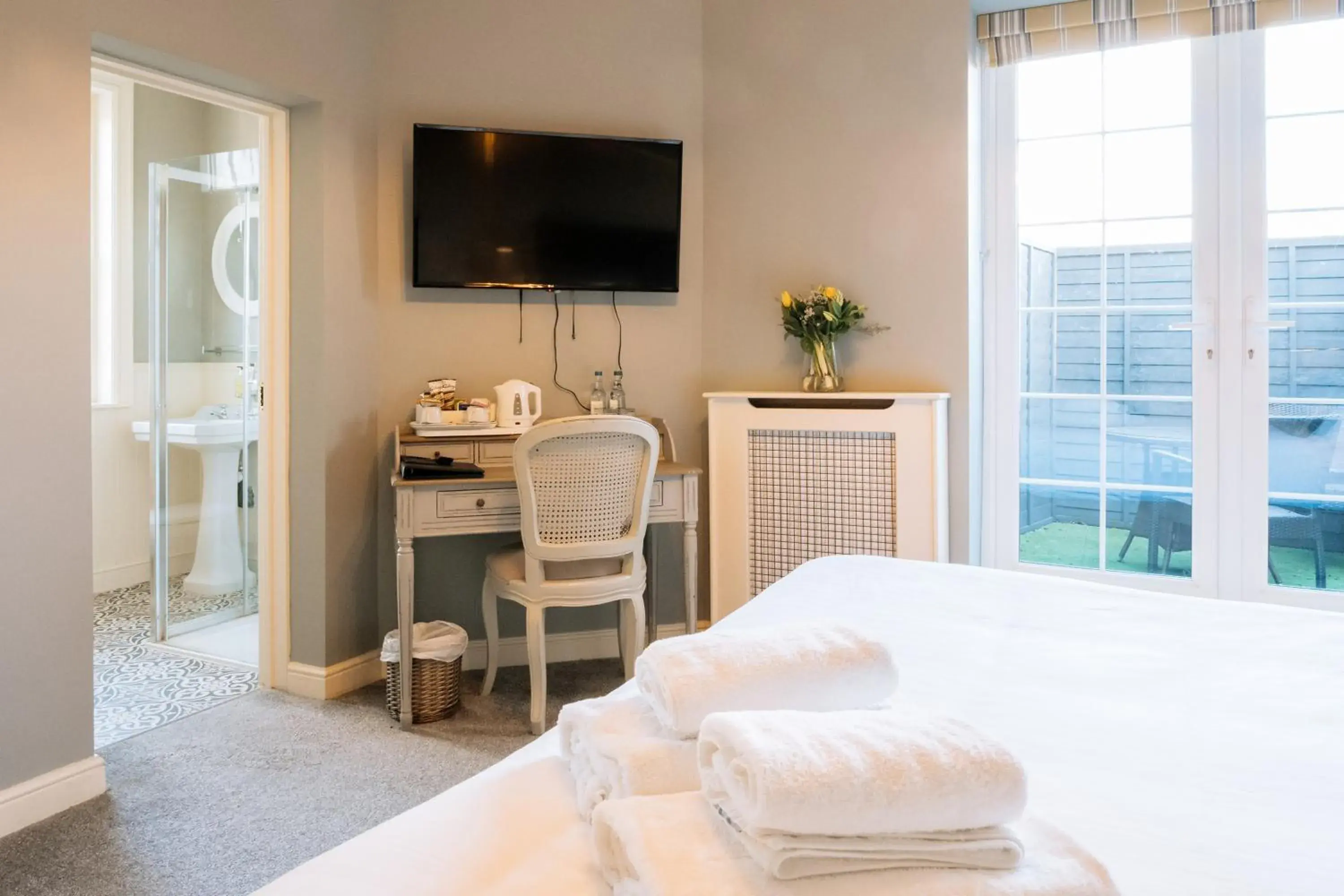 Superior Double or Twin Room in The Royal Oak Superior Double or Twin Room in The Royal Oak