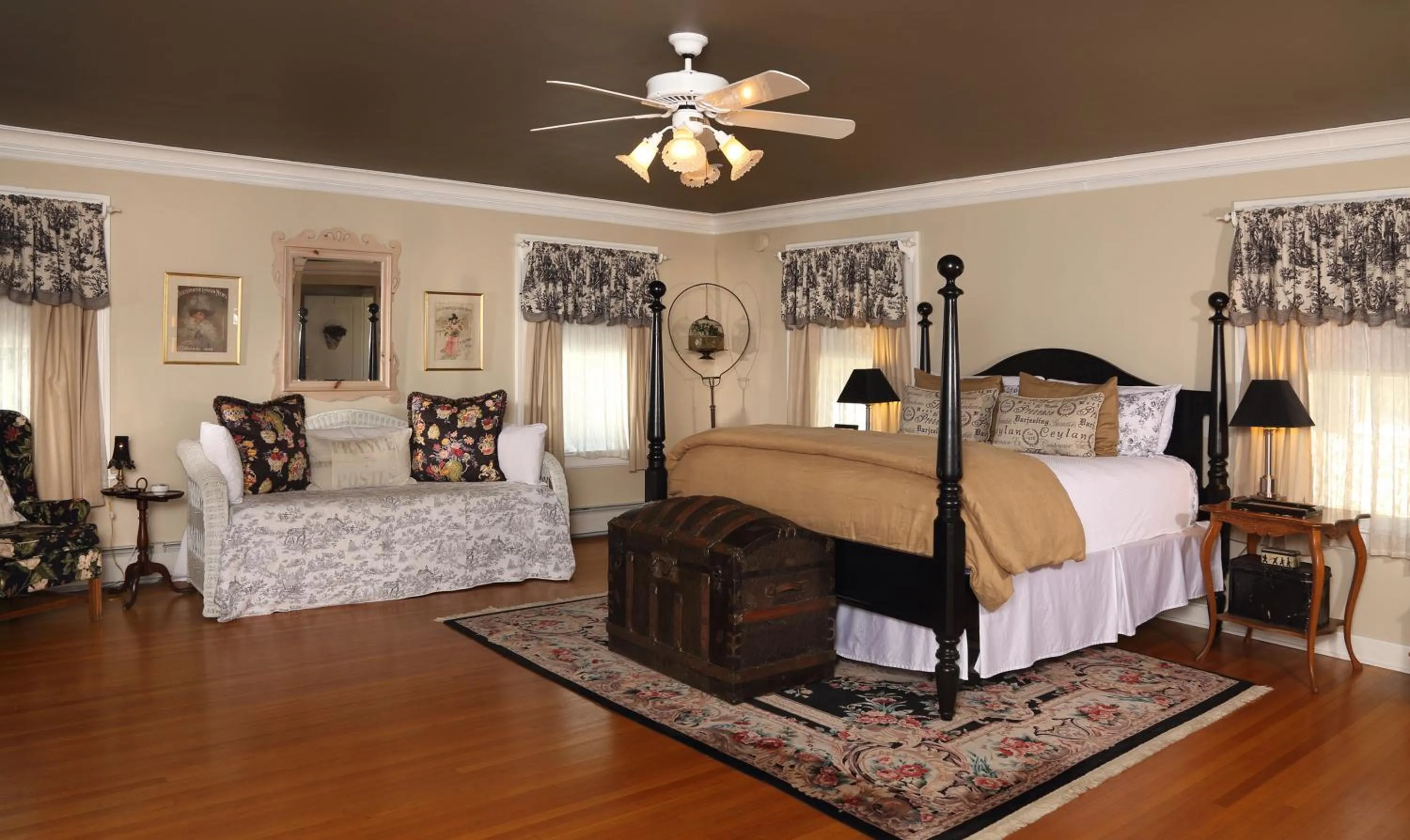 Photo of the whole room, Bed in Lilac Inn