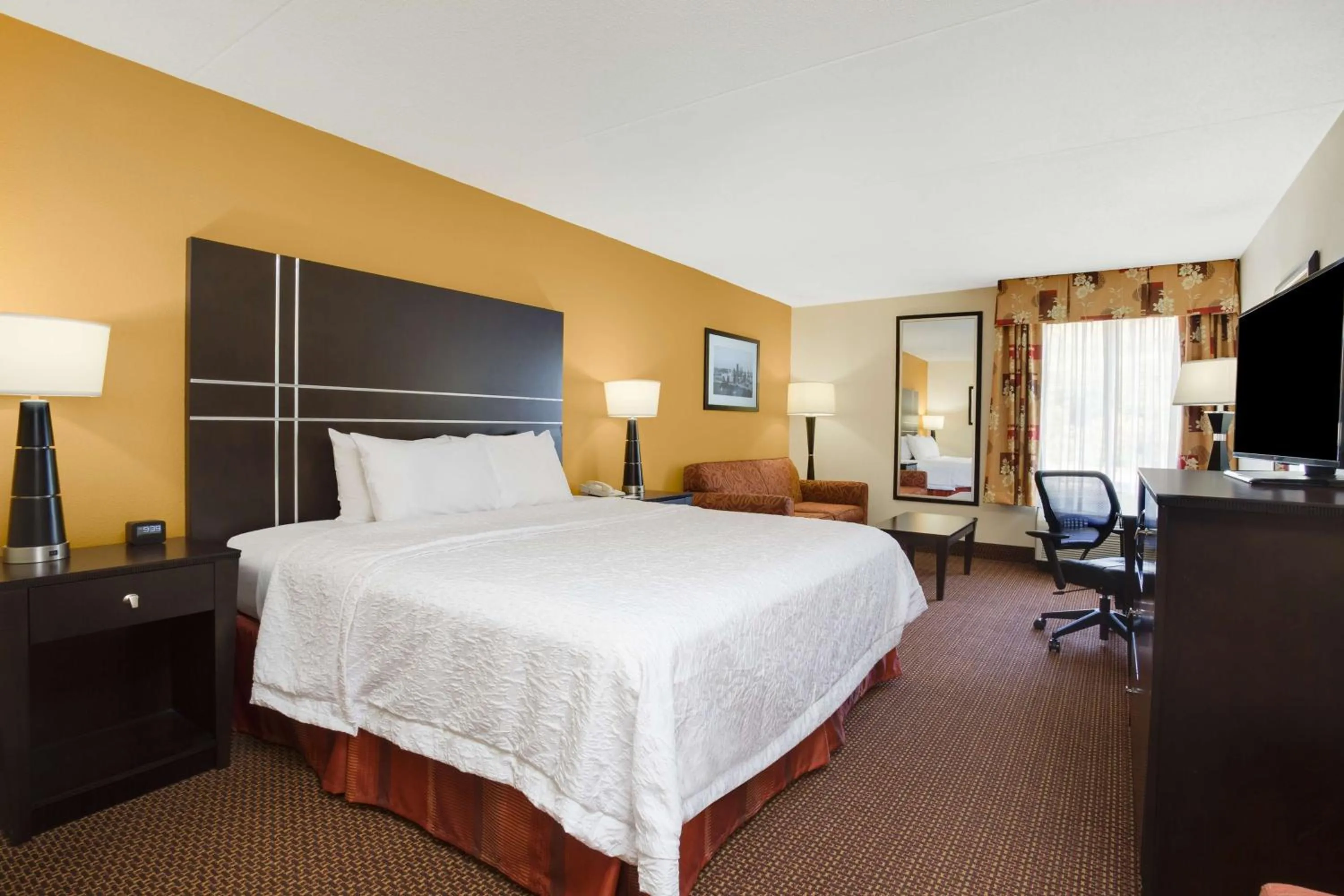 Bedroom, Bed in Hampton Inn Pittsburgh/West Mifflin