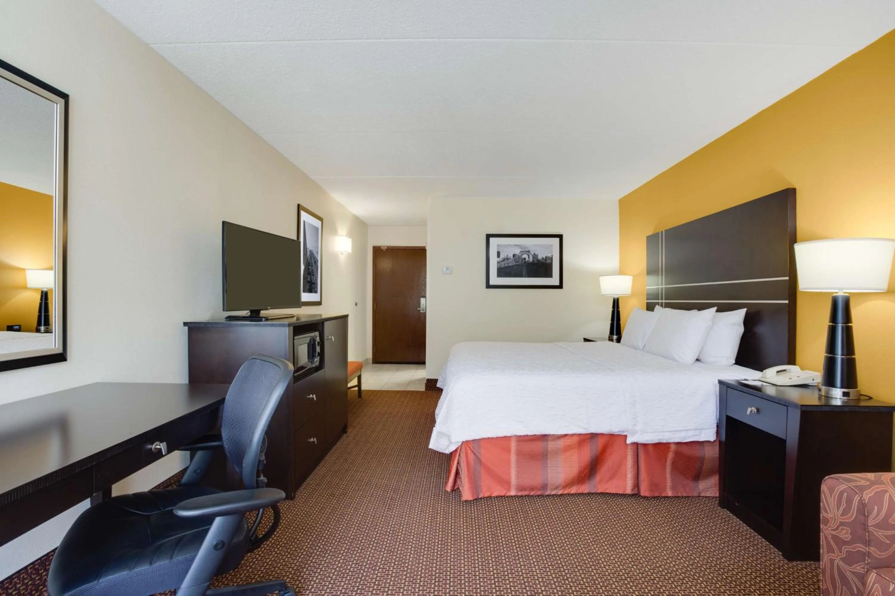 Bedroom, Bed in Hampton Inn Pittsburgh/West Mifflin