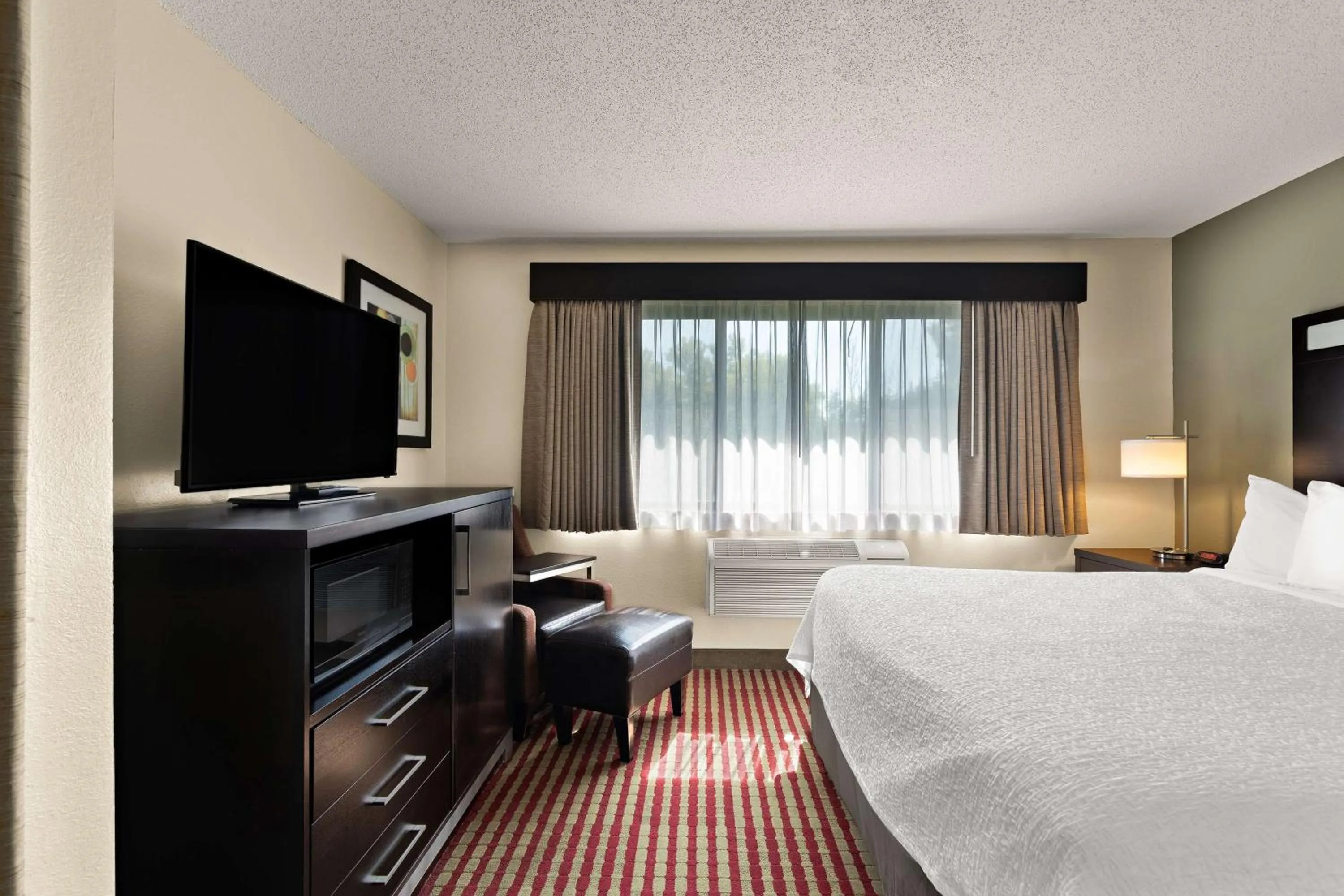 Bedroom, Bed in Best Western Germantown Inn