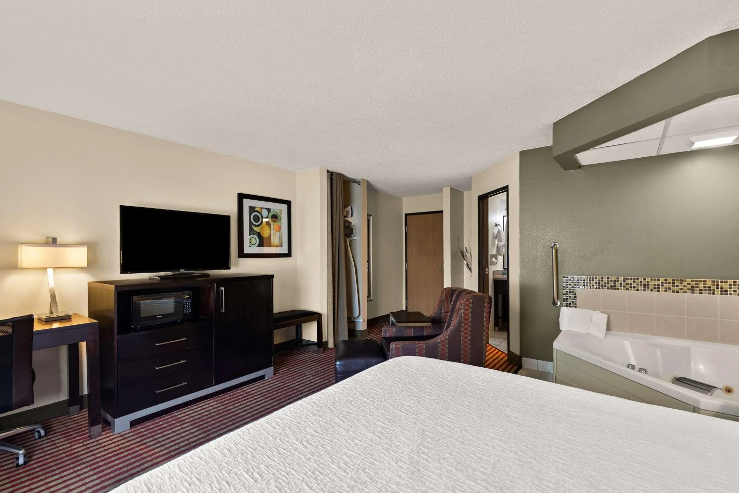 Bedroom, Bed in Best Western Germantown Inn