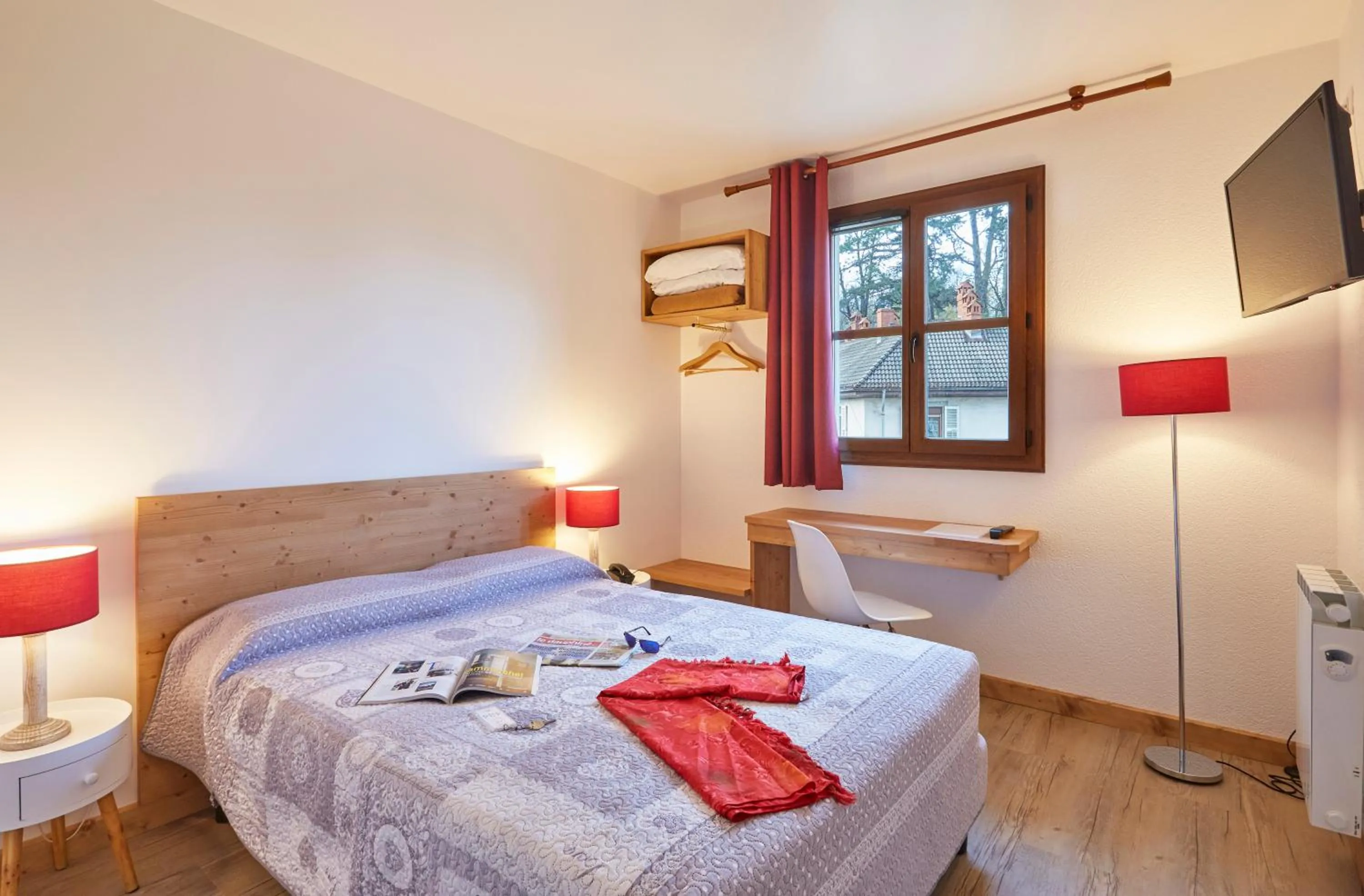 TV and multimedia, Bed in Cit'Hôtel Le National