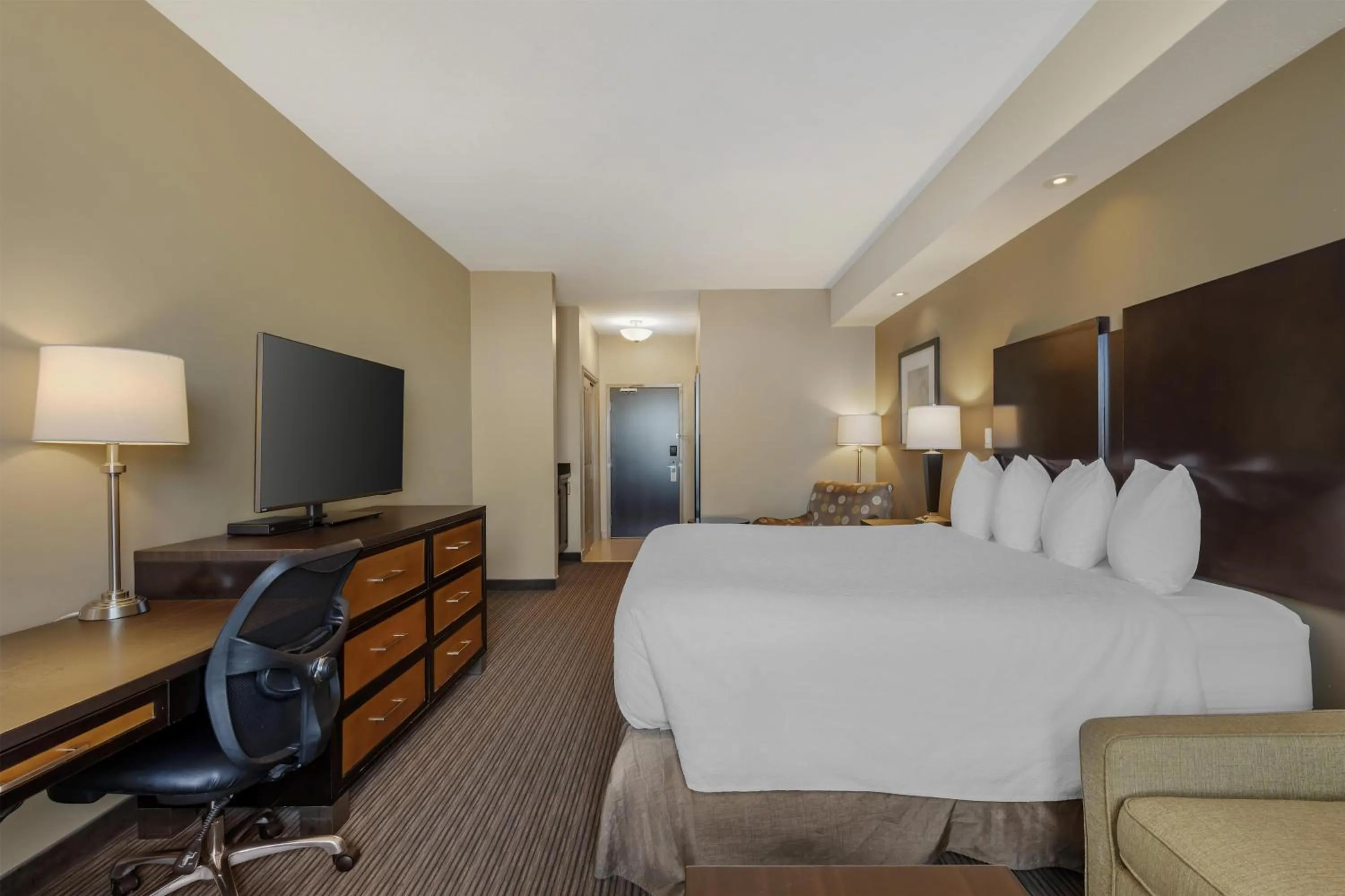 Bedroom, Bed in Best Western Plus Moose Jaw