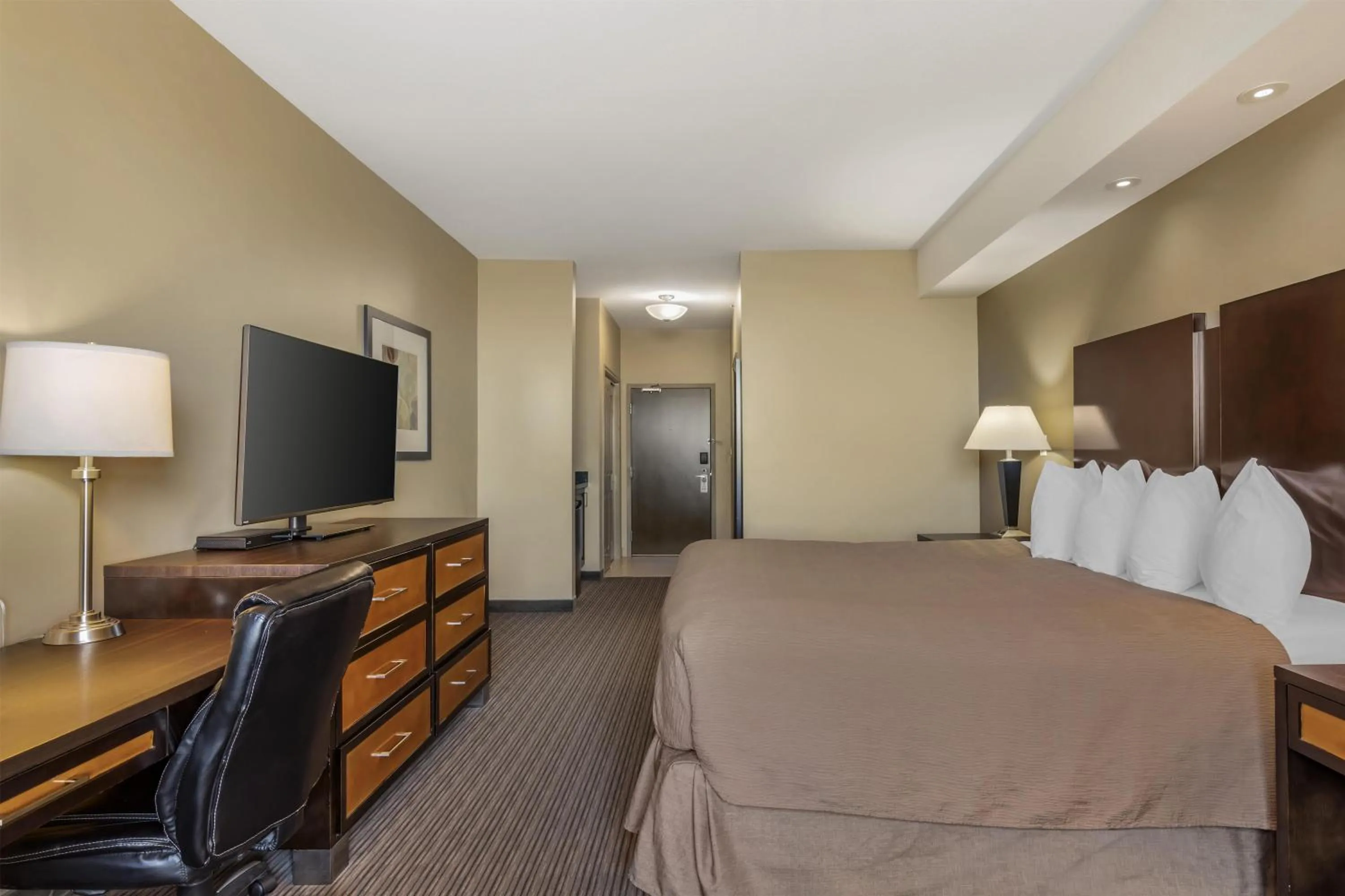 Bedroom, Bed in Best Western Plus Moose Jaw