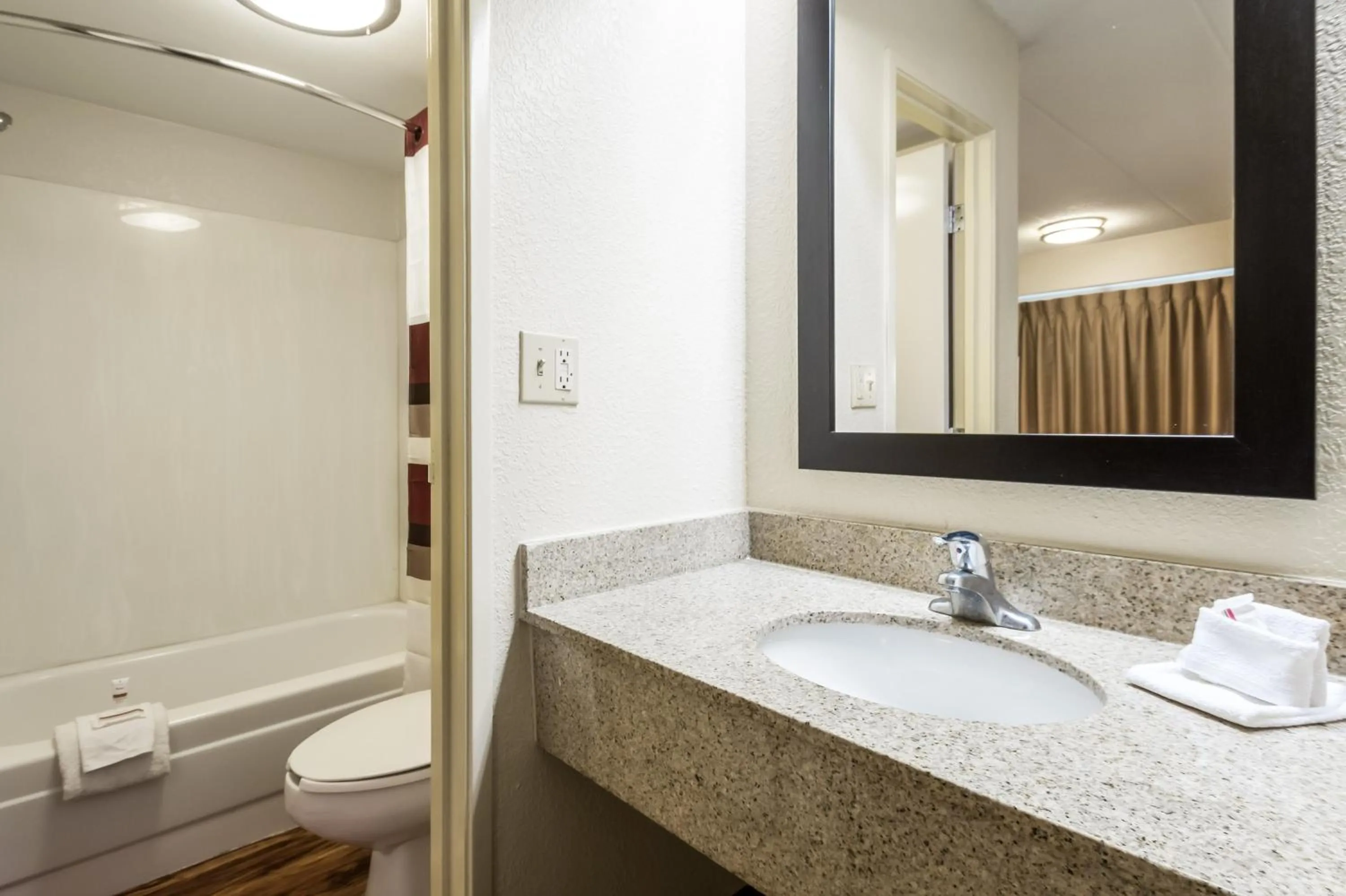 Bathroom in Red Roof Inn Edison