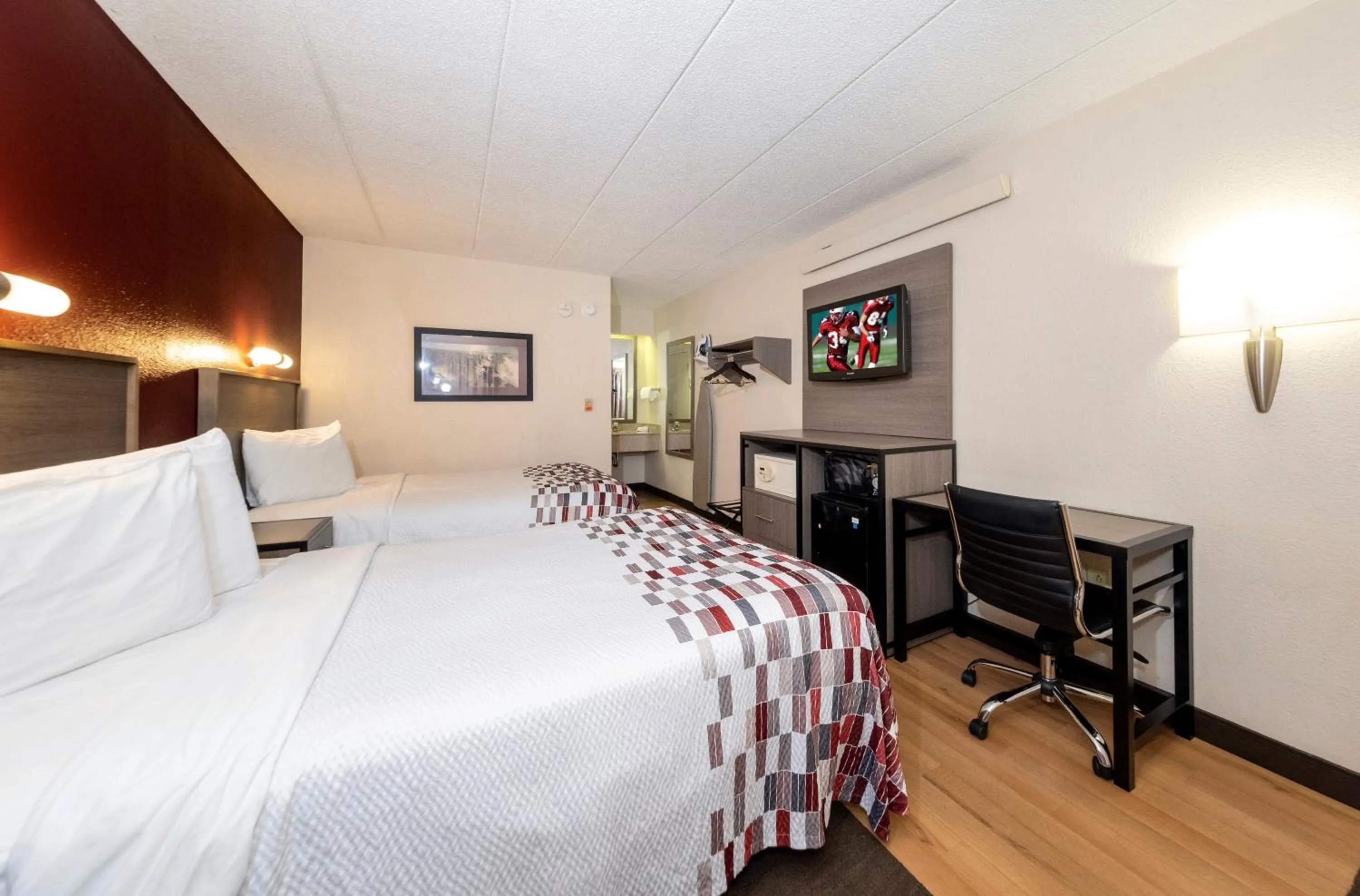 Photo of the whole room, Bed in Red Roof Inn Edison