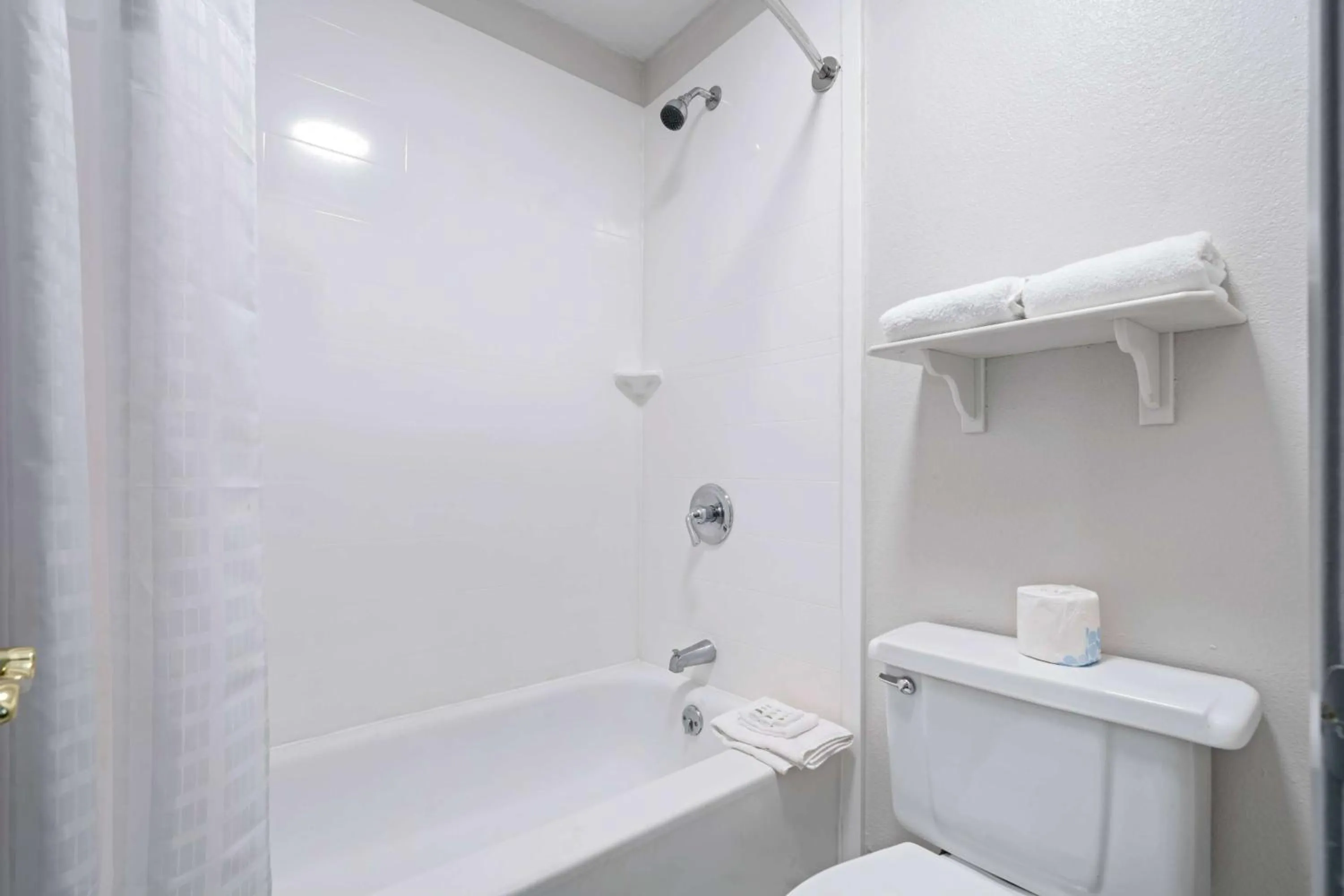 Bathroom in La Quinta Inn by Wyndham Corpus Christi North