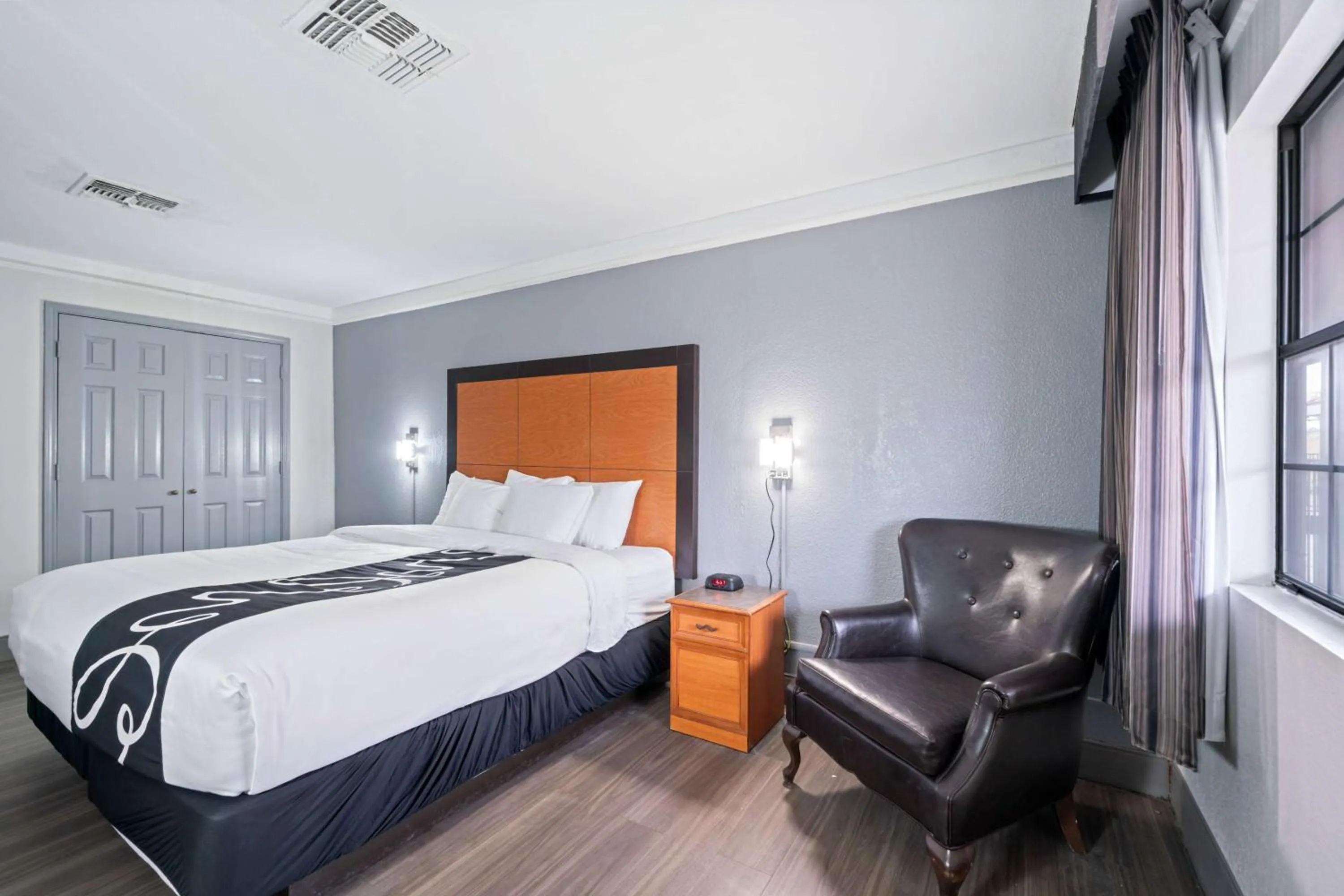 Photo of the whole room in La Quinta Inn by Wyndham Corpus Christi North