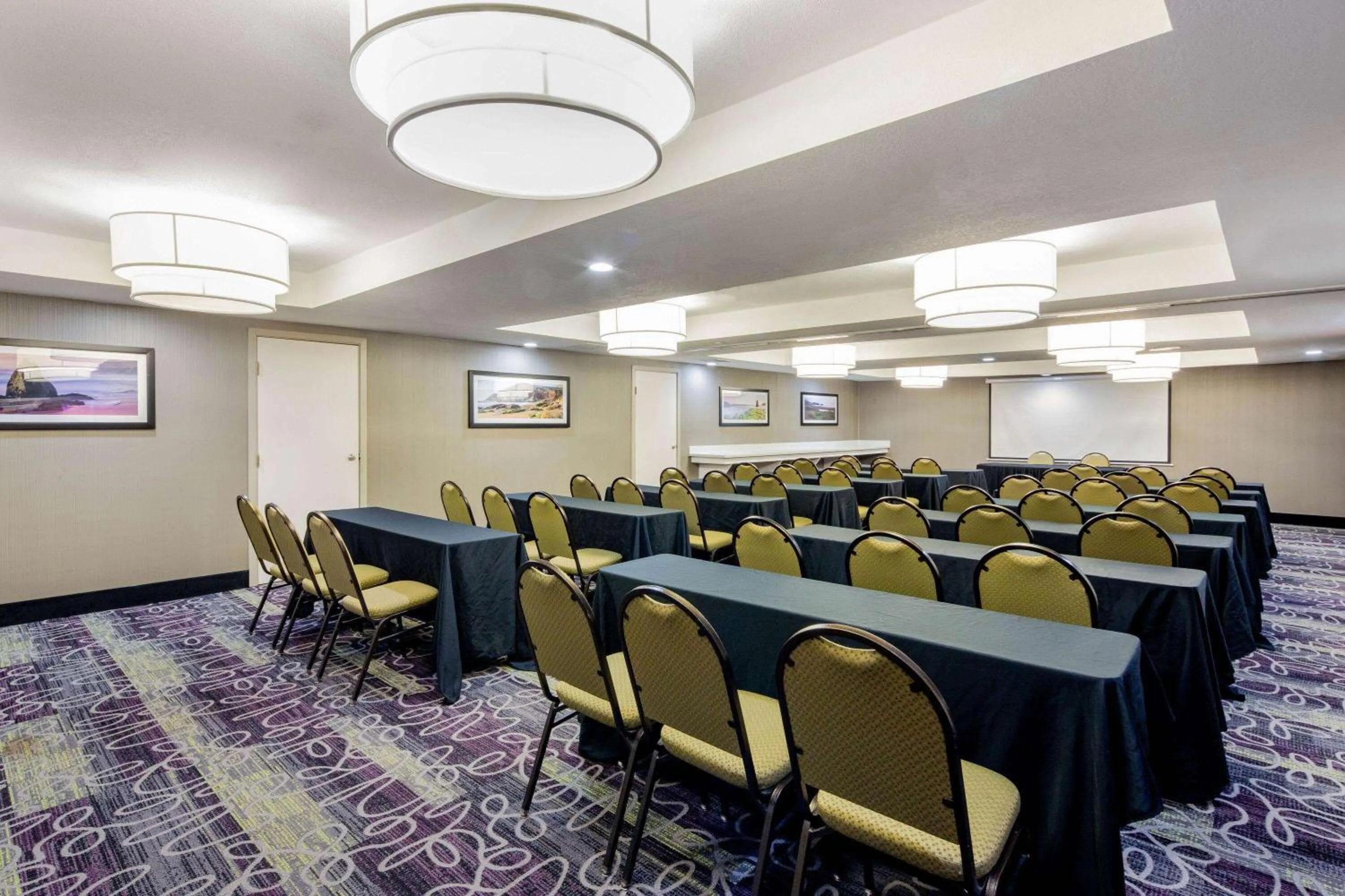 Meeting/conference room in La Quinta by Wyndham Oakland - Hayward