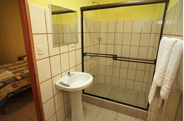 Bathroom in Hotel Santa Ana Liberia Airport