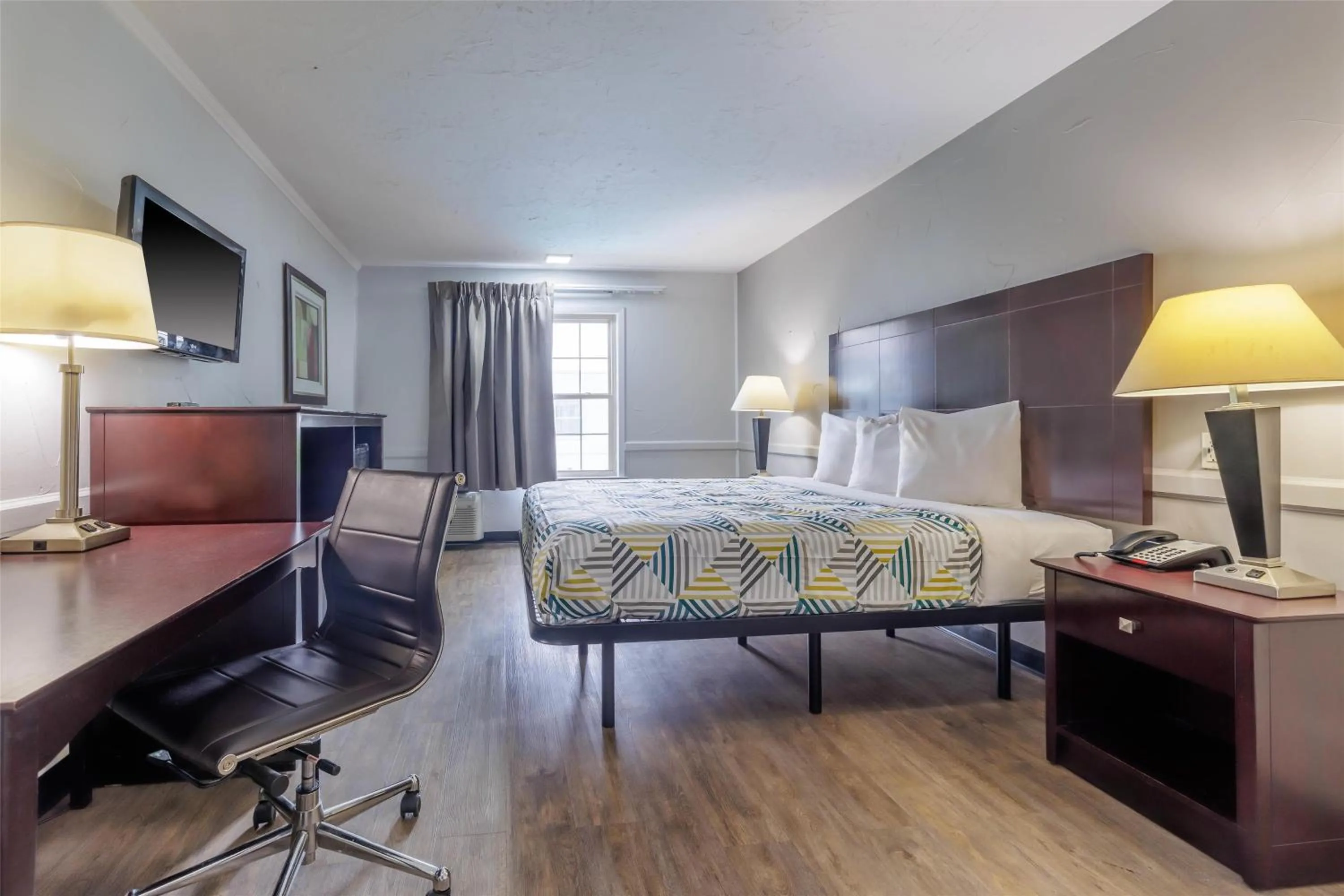 Bedroom, Bed in Motel 6 Dallas TX Downtown