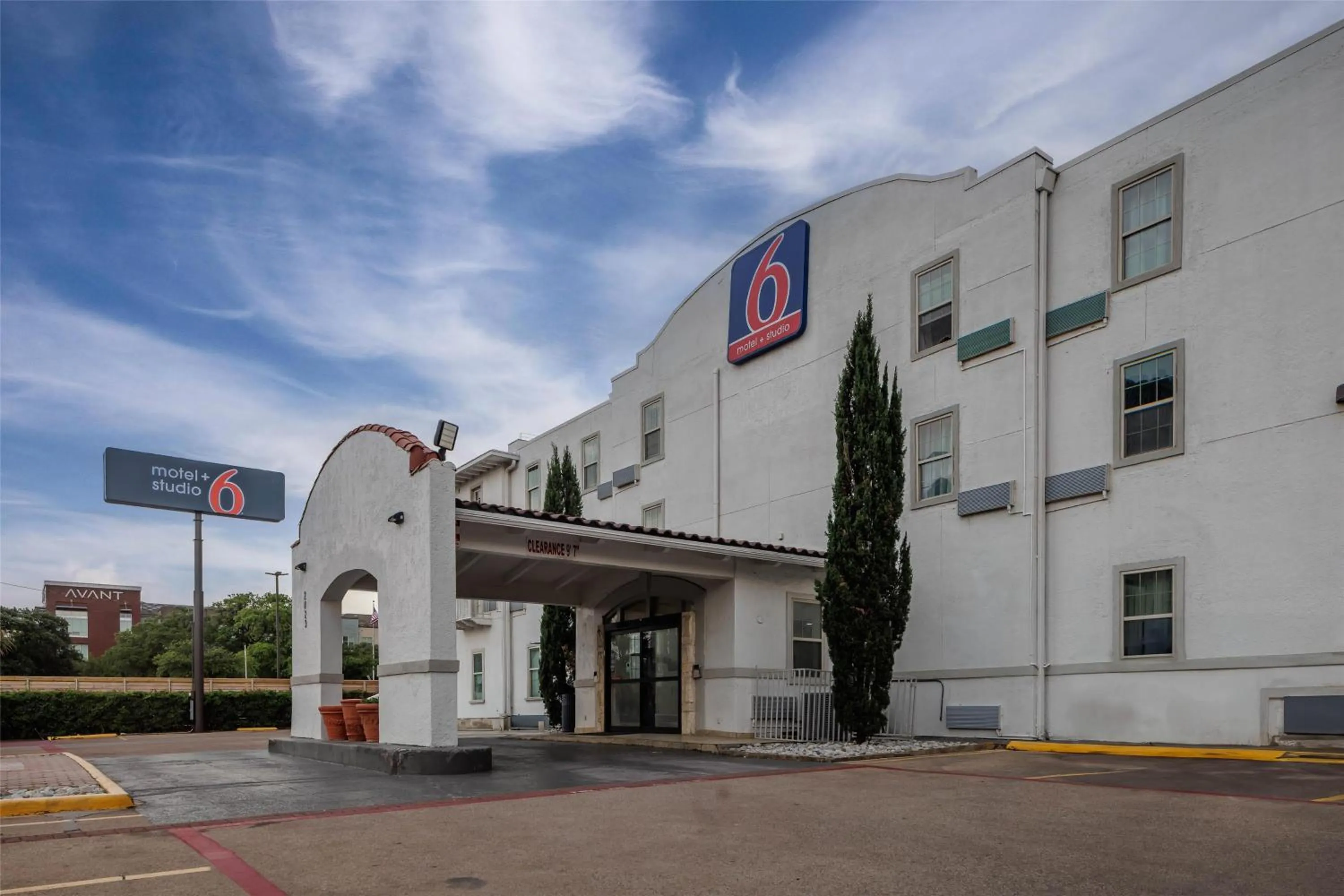 Property building in Motel 6 Dallas TX Downtown