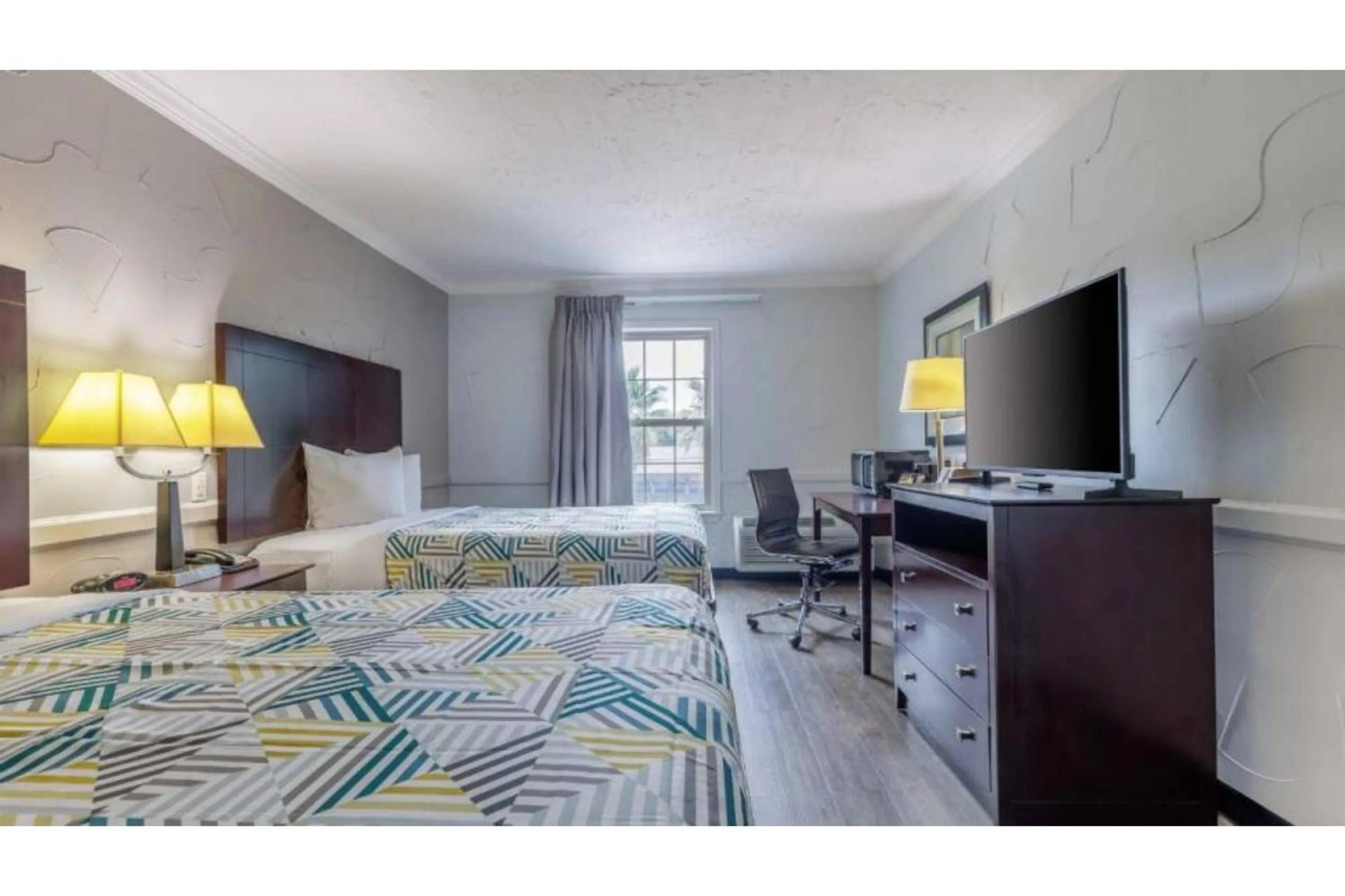 Bedroom, Bed in Motel 6 Dallas TX Downtown