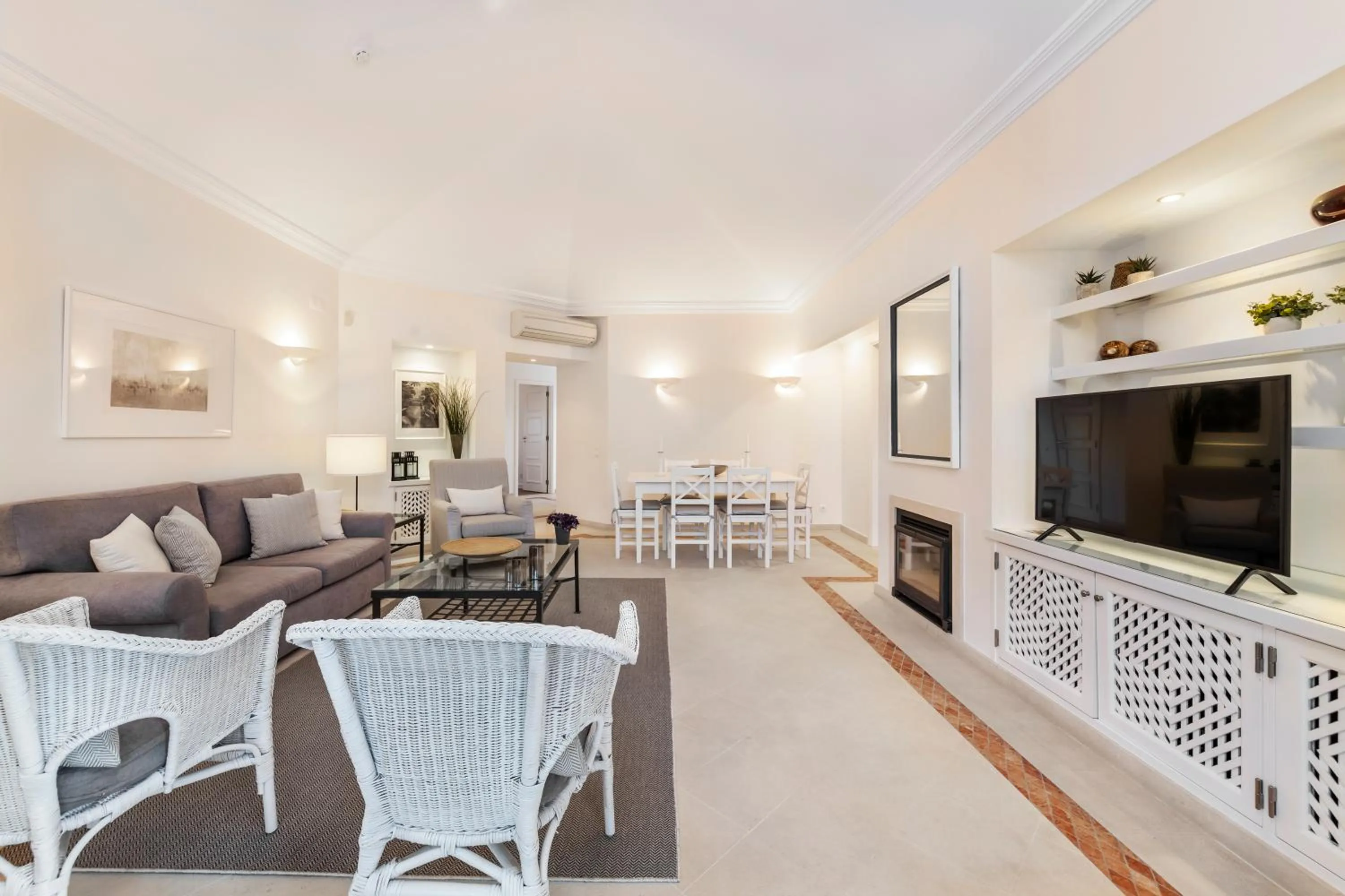 Communal lounge/ TV room in Encosta Do Lago Resort Club