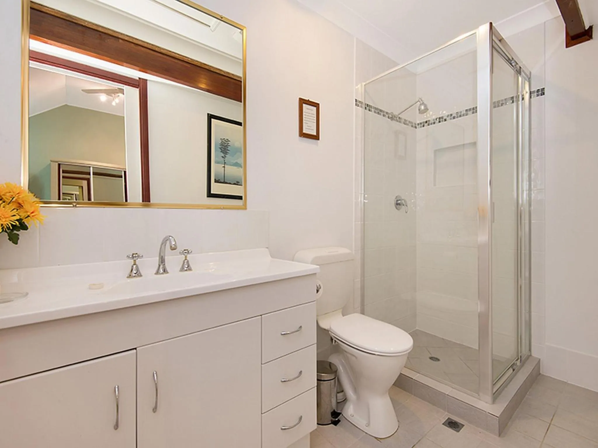 Shower in Ainslie Manor Guest House