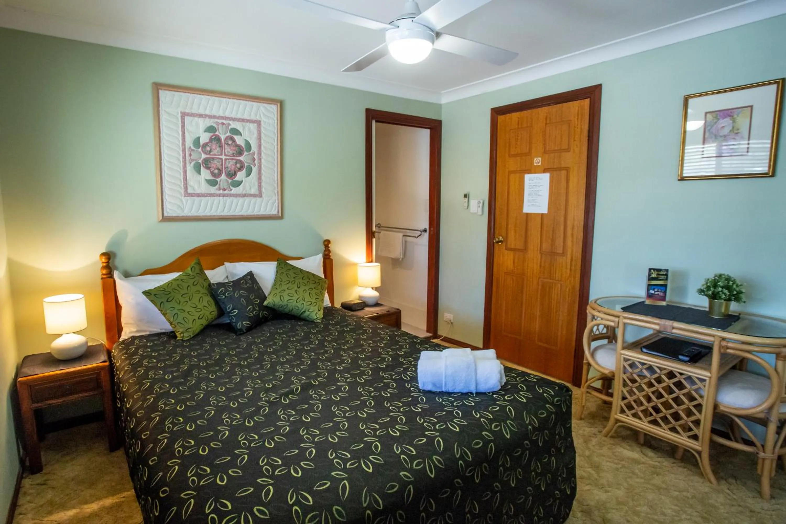 Bedroom, Bed in Ainslie Manor Guest House