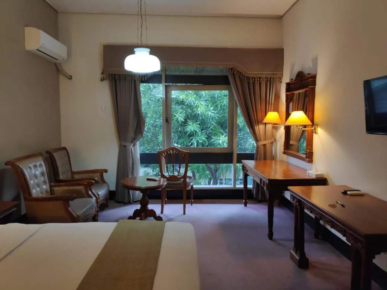 Bed in New Grand Park Hotel