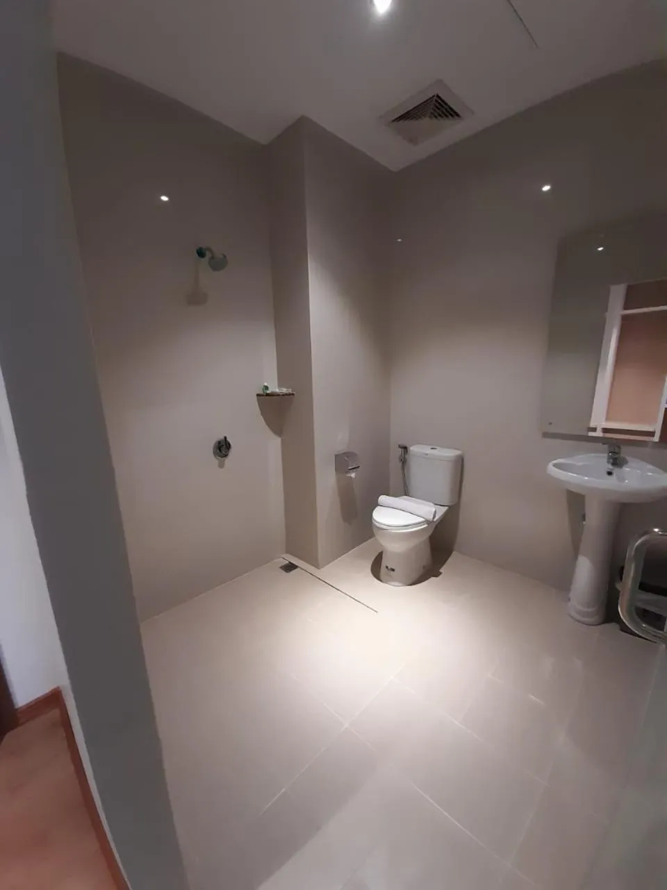 Toilet in Blitz Hotel Batam Centre