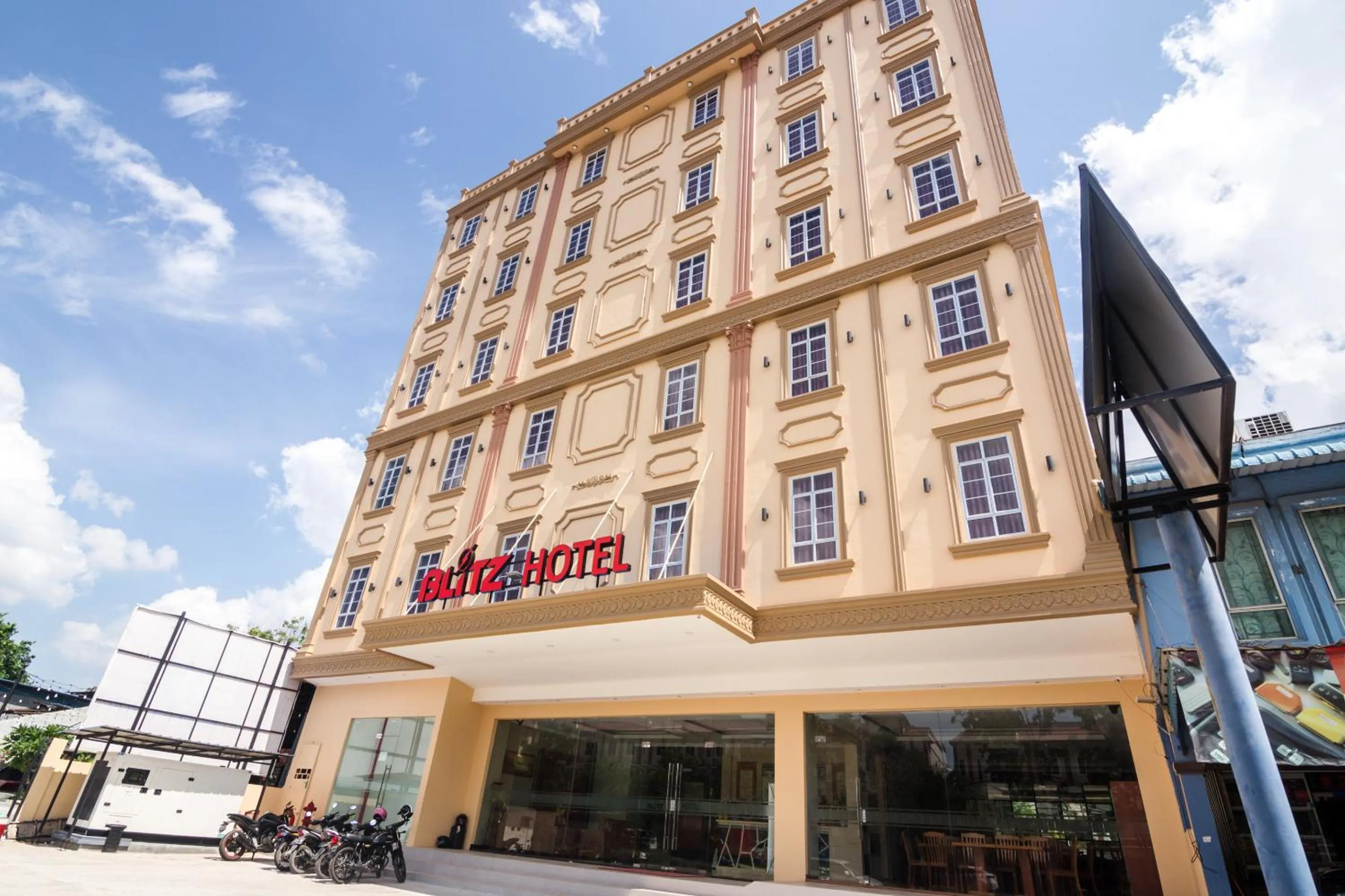 Facade/entrance in Blitz Hotel Batam Centre