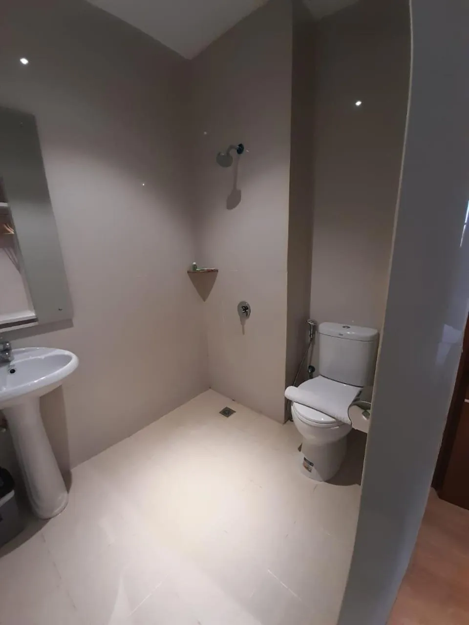 Toilet in Blitz Hotel Batam Centre