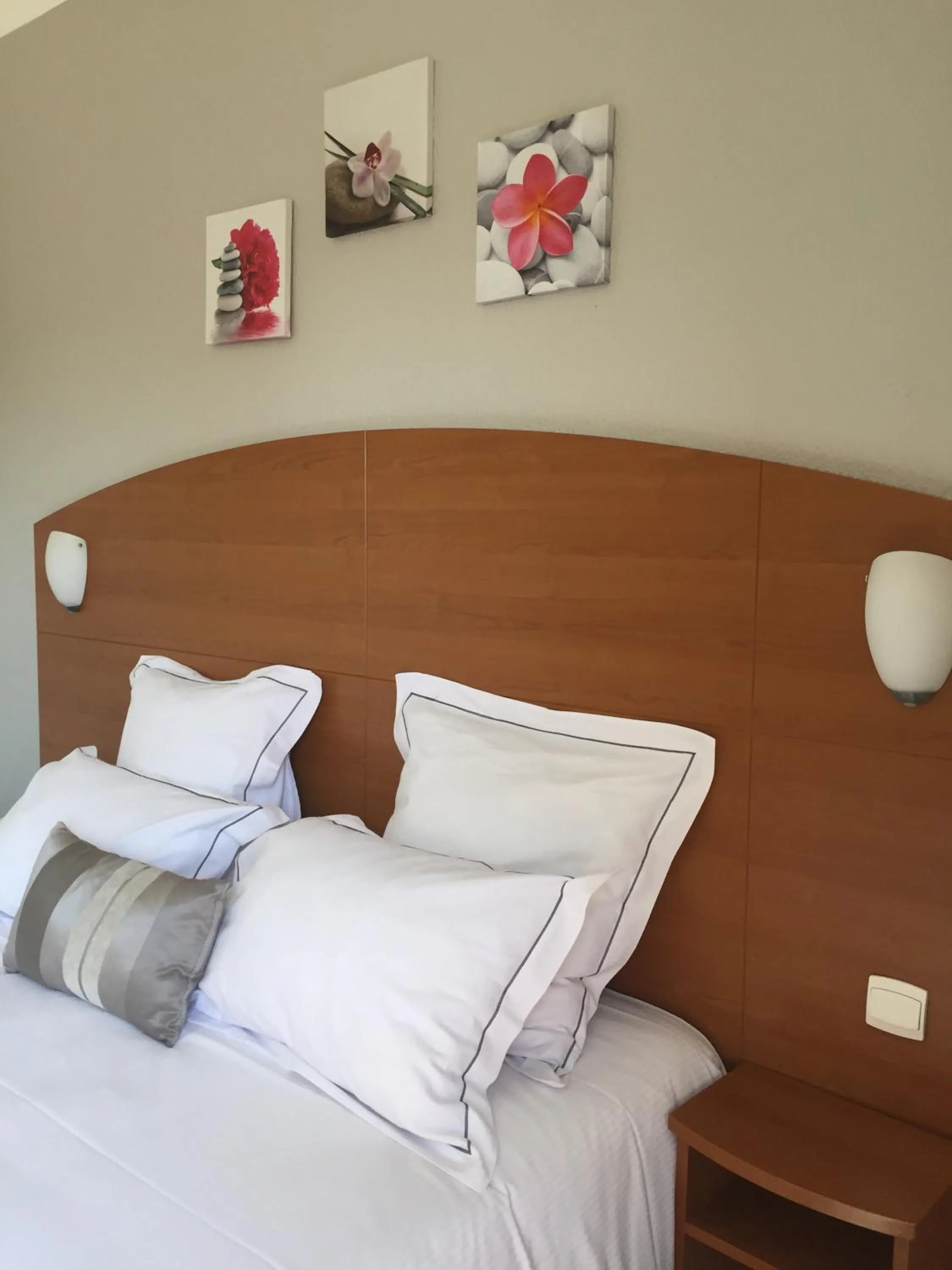 Decorative detail, Bed in Hôtel Alerion Centre Gare